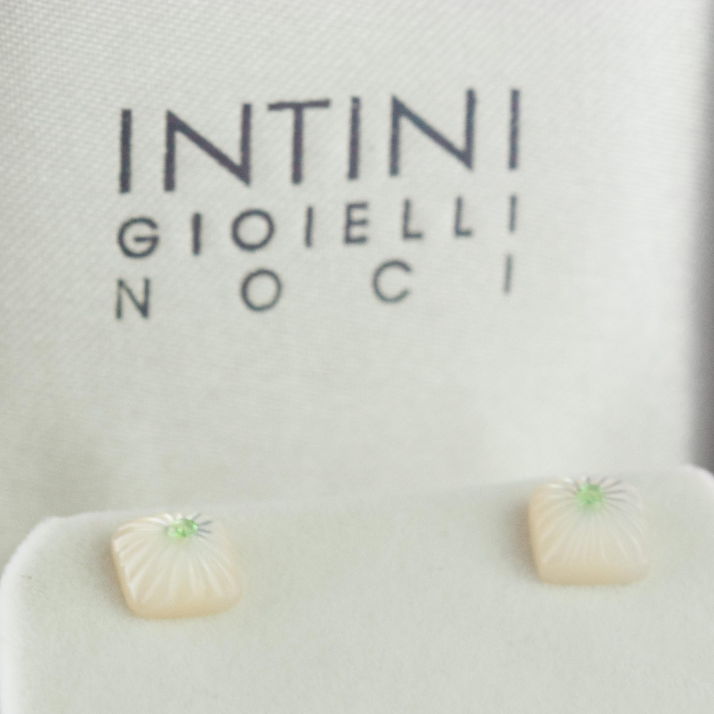 Clous d'oreilles en or 14 carats avec cabochon carré en nacre sculptée et tsavorite en vente 2