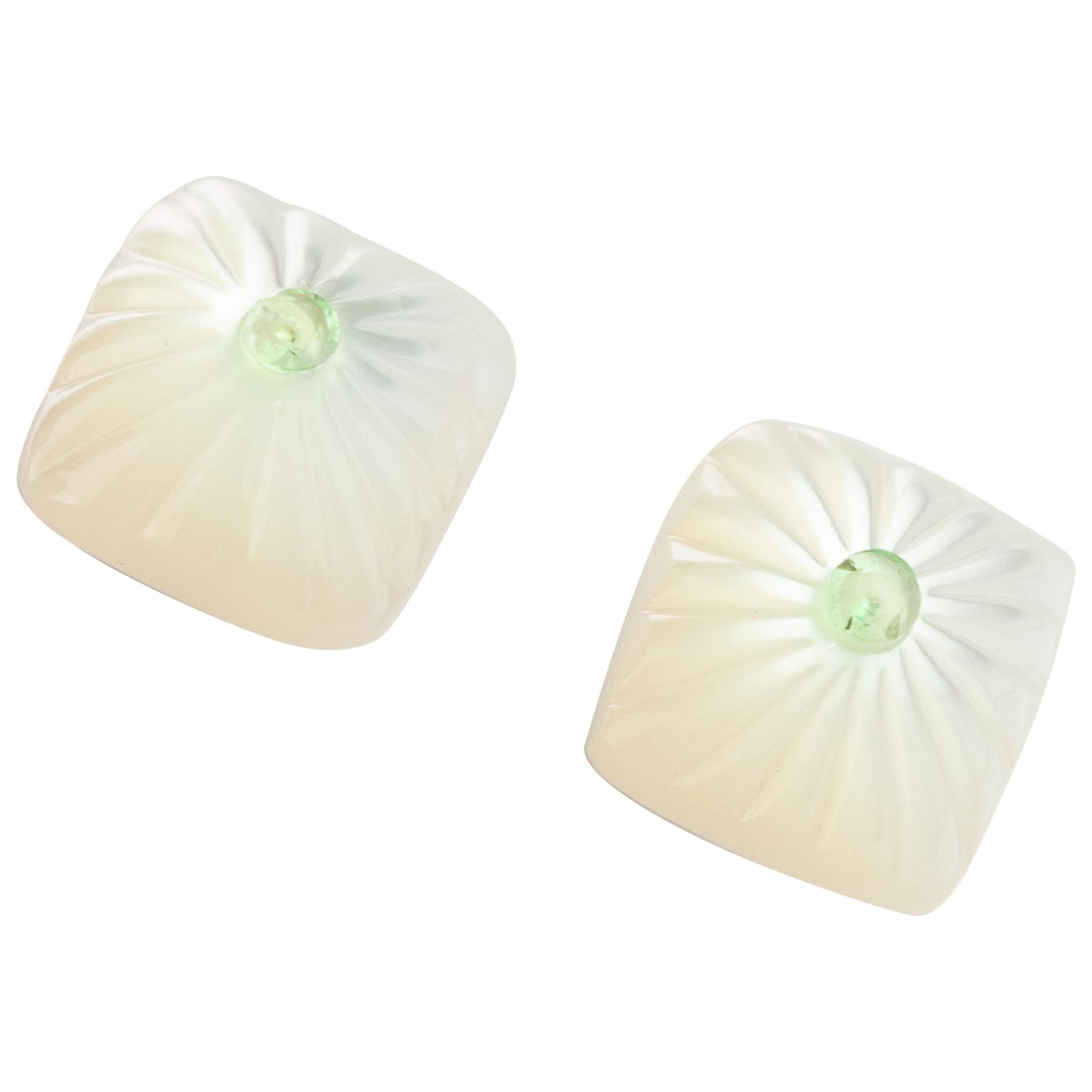 Clous d
oreilles en or 14 carats avec cabochon carré en nacre sculptée et tsavorite