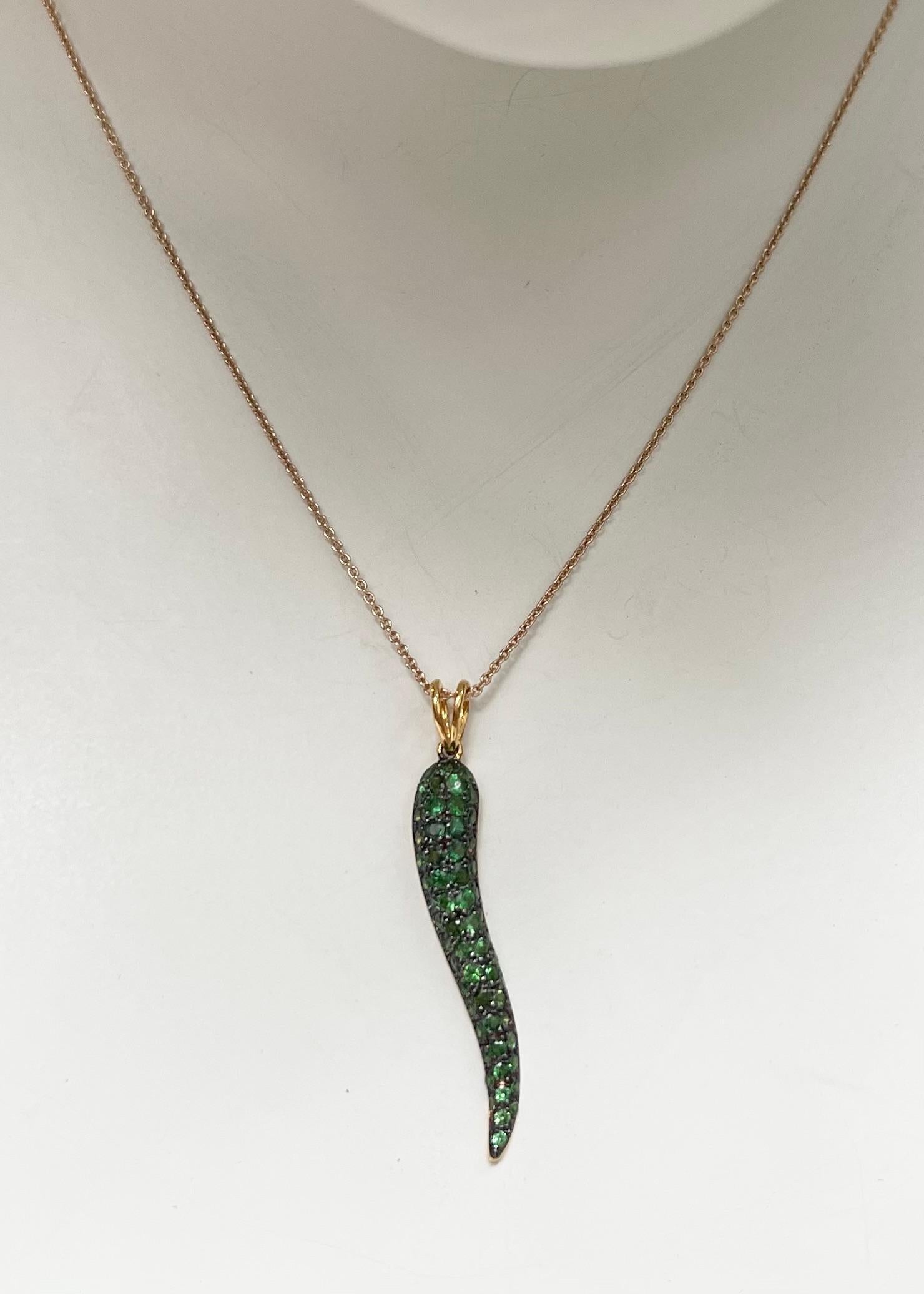 Ciondolo di Tsavorite da 0,96 carati con montatura in oro 18 carati
(catena non inclusa)

Larghezza: 0,5 cm 
Lunghezza: 4.0 cm
Peso totale: 1.52 grammi

