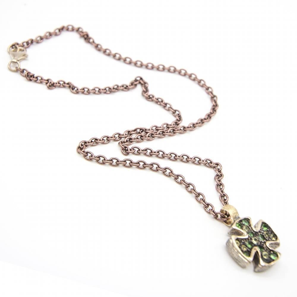 Ciondolo da donna in oro bianco e argento: 16x tsavoriti verdi: Oro bianco 18 carati, argento 925/- e catena in acciaio 316L con chiusura in argento 925/-: 11,28 grammi.  Dimensioni: 44 cm di lunghezza  Prodotto nuovo di zecca  Rif.: D363907SO