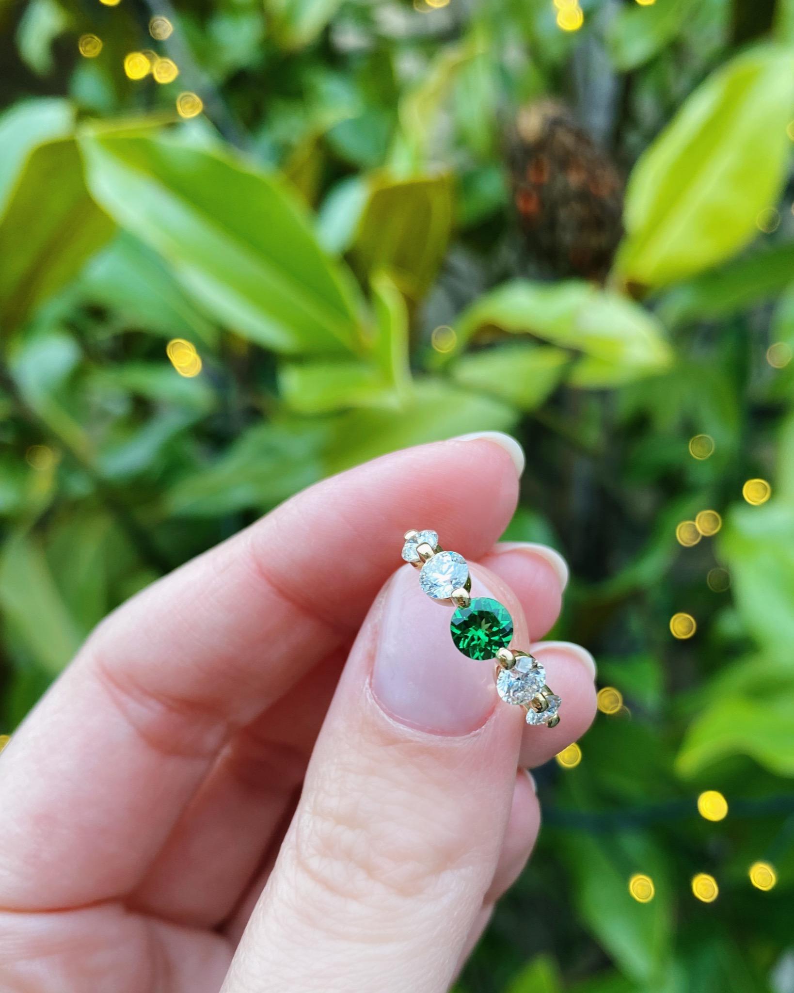 Anillo de oro amarillo de 18 quilates con tsavorita y diamantes Corte redondo en venta