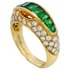 Anillo con banda de diamantes Tsavorita talla baguette ligera cúpula Oro amarillo 18K Talla 6