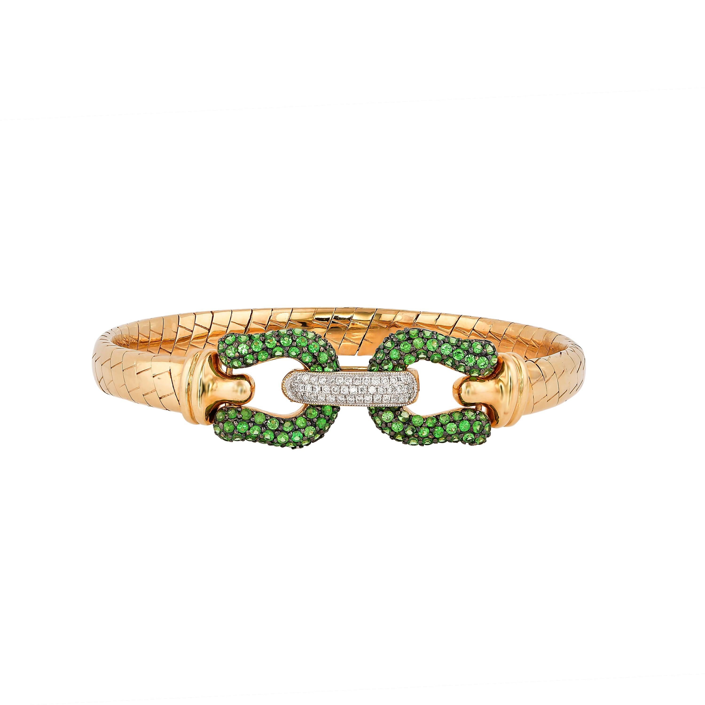 Tsavorite & Diamond Bangle in 18 Karat Yellow Gold In New Condition For Sale In Hong Kong, HK