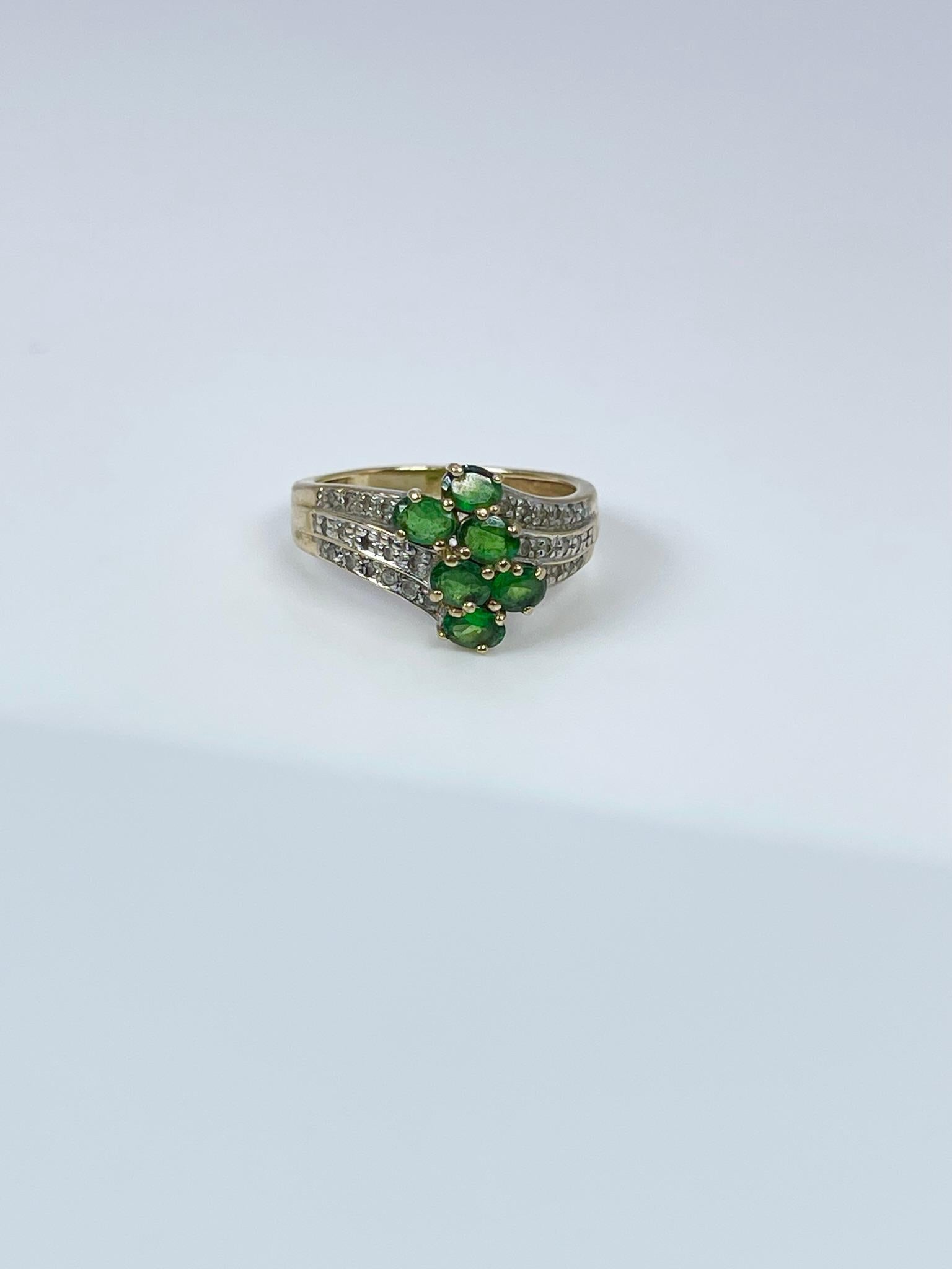 Tsavorit Edelsteine und Diamanten in 10KT Gelbgold. 

Grammgewicht: 3.49gr
METALL: 10KT Gelbgold

NATÜRLICHE(R) DIAMANT(E)
Schnitt: Rund
Farbe: I 
Klarheit: I (Durchschnitt)
Karat: 0,06ct

NATÜRLICHER GRANAT (TSAVORIT)
Schnitt: Rund
Farbe: