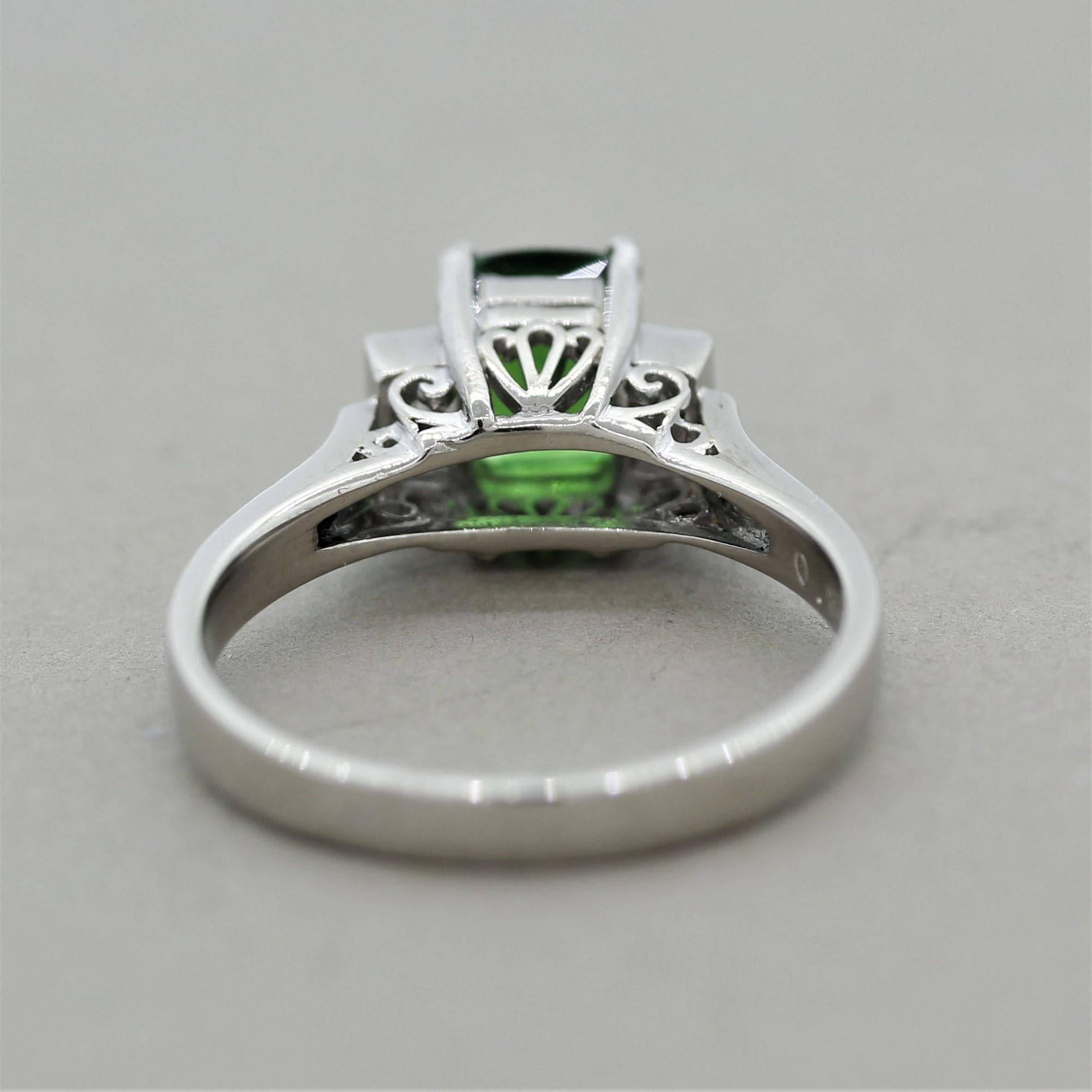 Bague à 3 pierres en platine avec tsavorite et diamants Neuf - En vente à Beverly Hills, CA