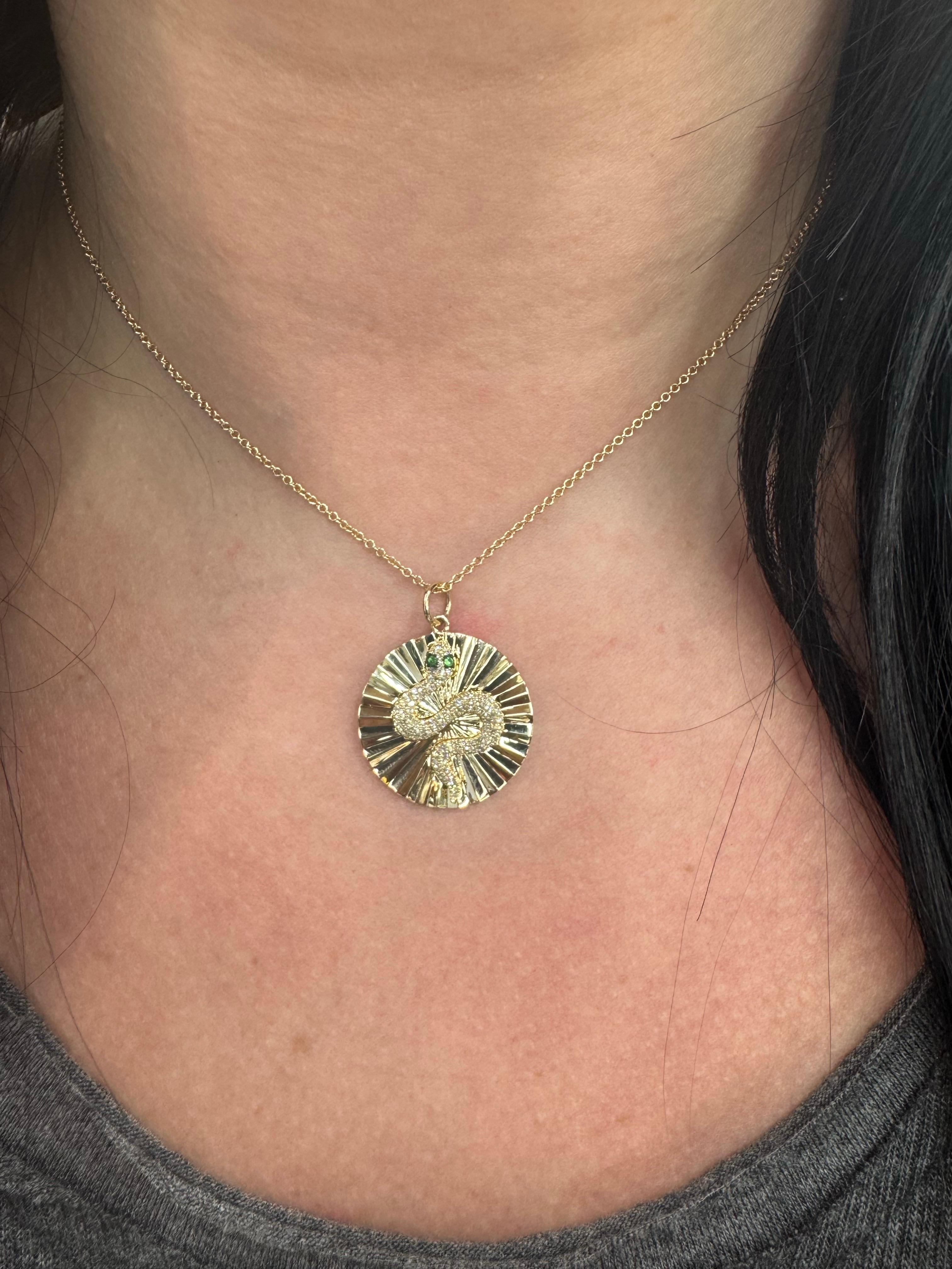 Contemporain Pendentif breloque disque cannelé serpent en or jaune 14 carats avec tsavorite et diamants 0,27 carat en vente