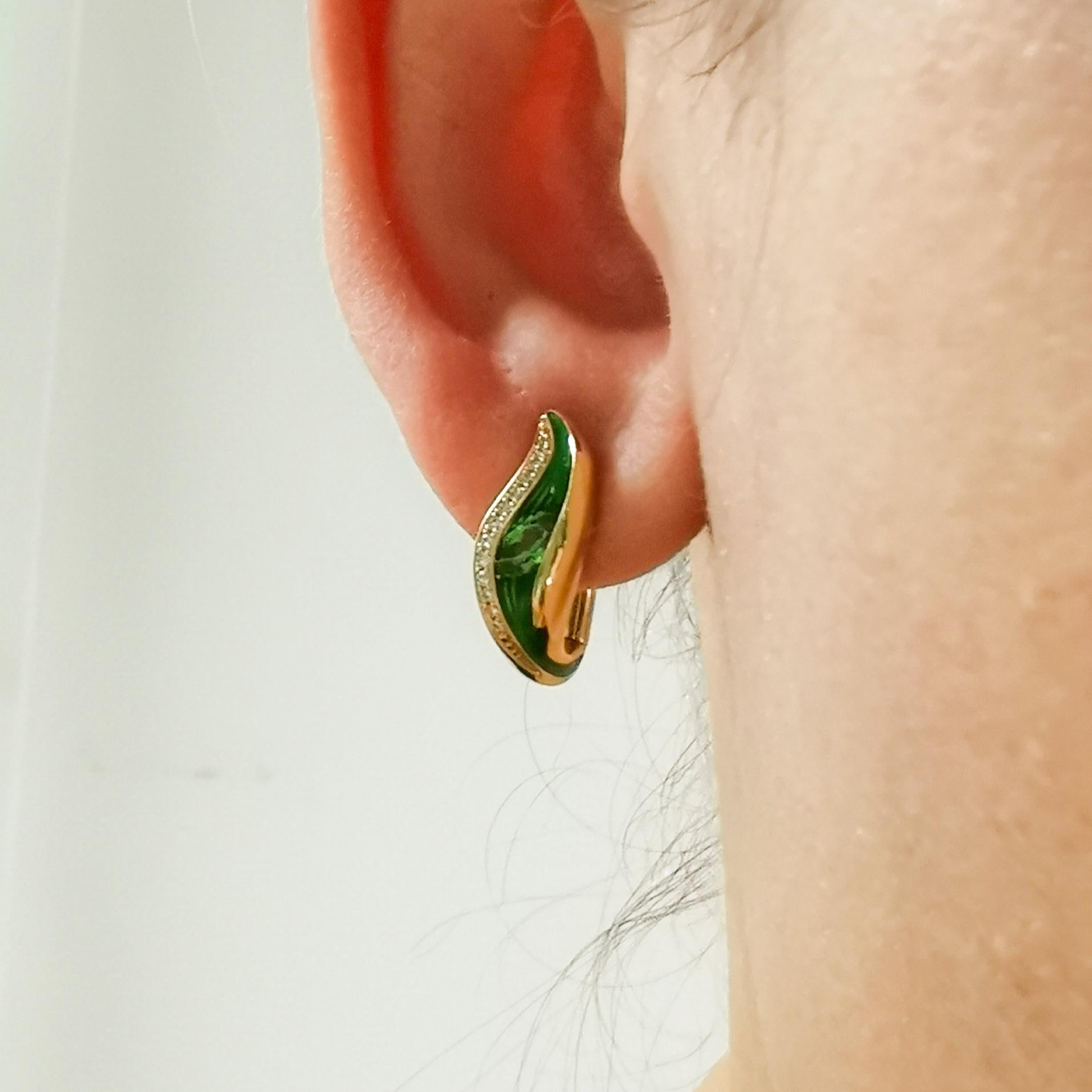 Ohrringe mit Tsavorit, Diamanten und Emaille aus 18 Karat Gelbgold mit gemelzenenen Farben 4