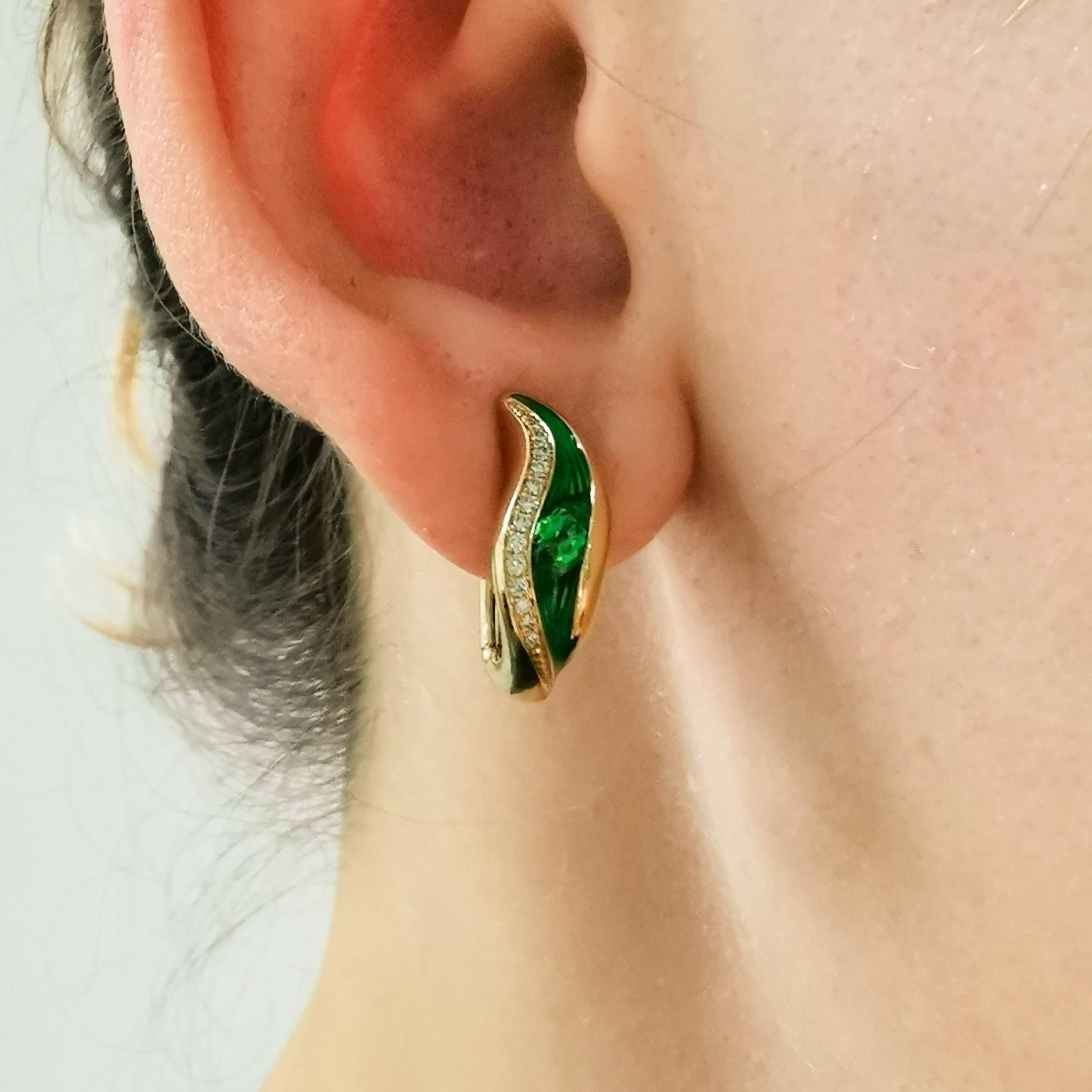 Ohrringe mit Tsavorit, Diamanten und Emaille aus 18 Karat Gelbgold mit gemelzenenen Farben 5
