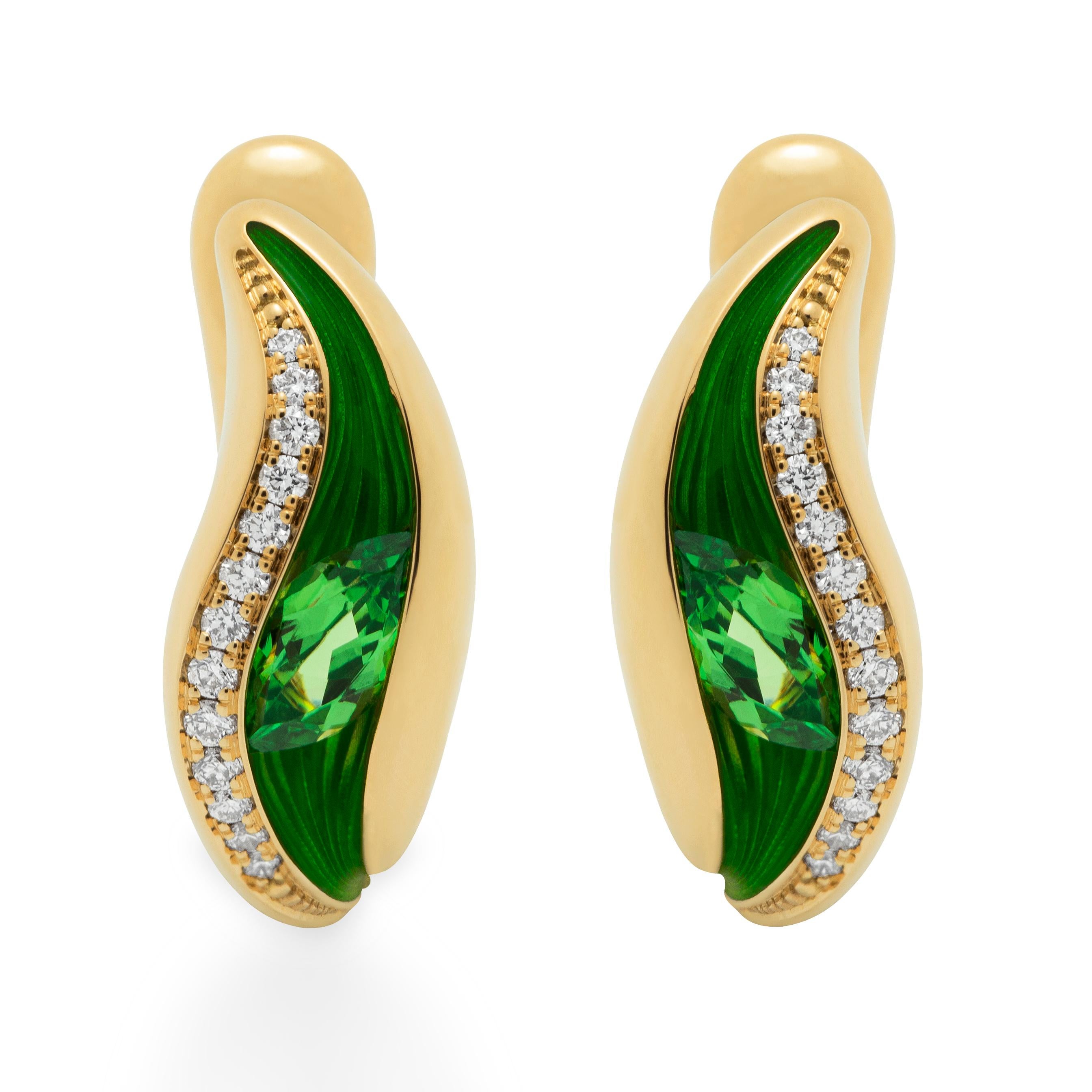 Ohrringe mit Tsavorit, Diamanten und Emaille aus 18 Karat Gelbgold mit gemelzenenen Farben (Zeitgenössisch)