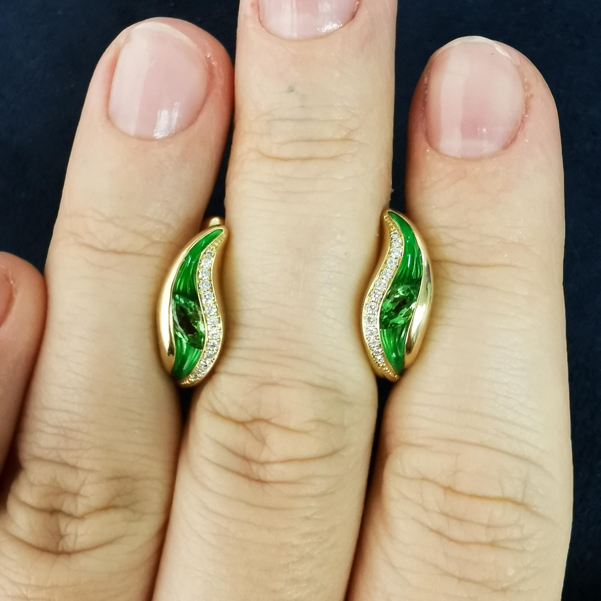 Ohrringe mit Tsavorit, Diamanten und Emaille aus 18 Karat Gelbgold mit gemelzenenen Farben (Marquiseschliff)