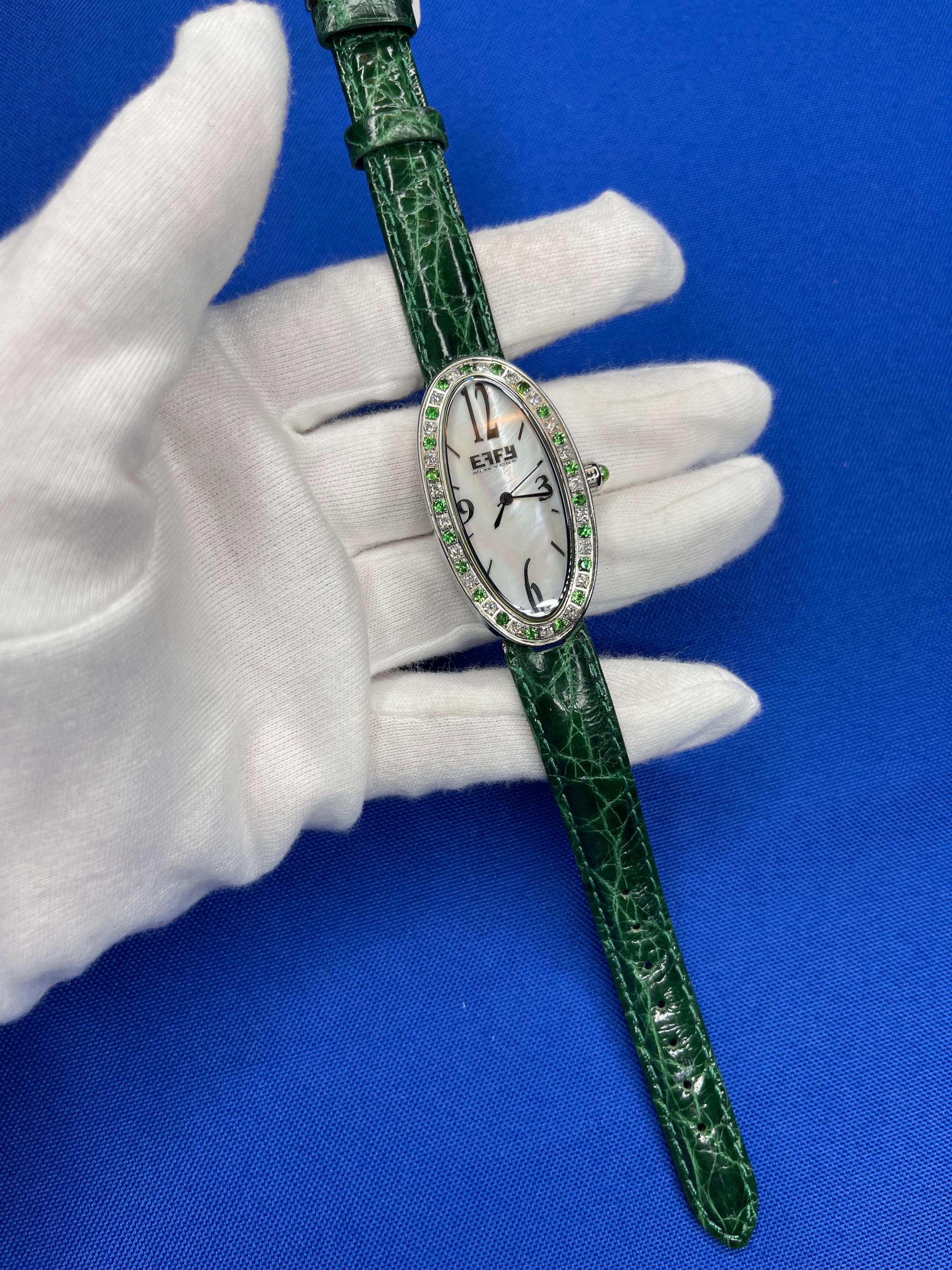 Moderne Montre suisse de luxe  quartz et bracelet en cuir exotique avec cadran pav de tsavorites et de diamants en vente