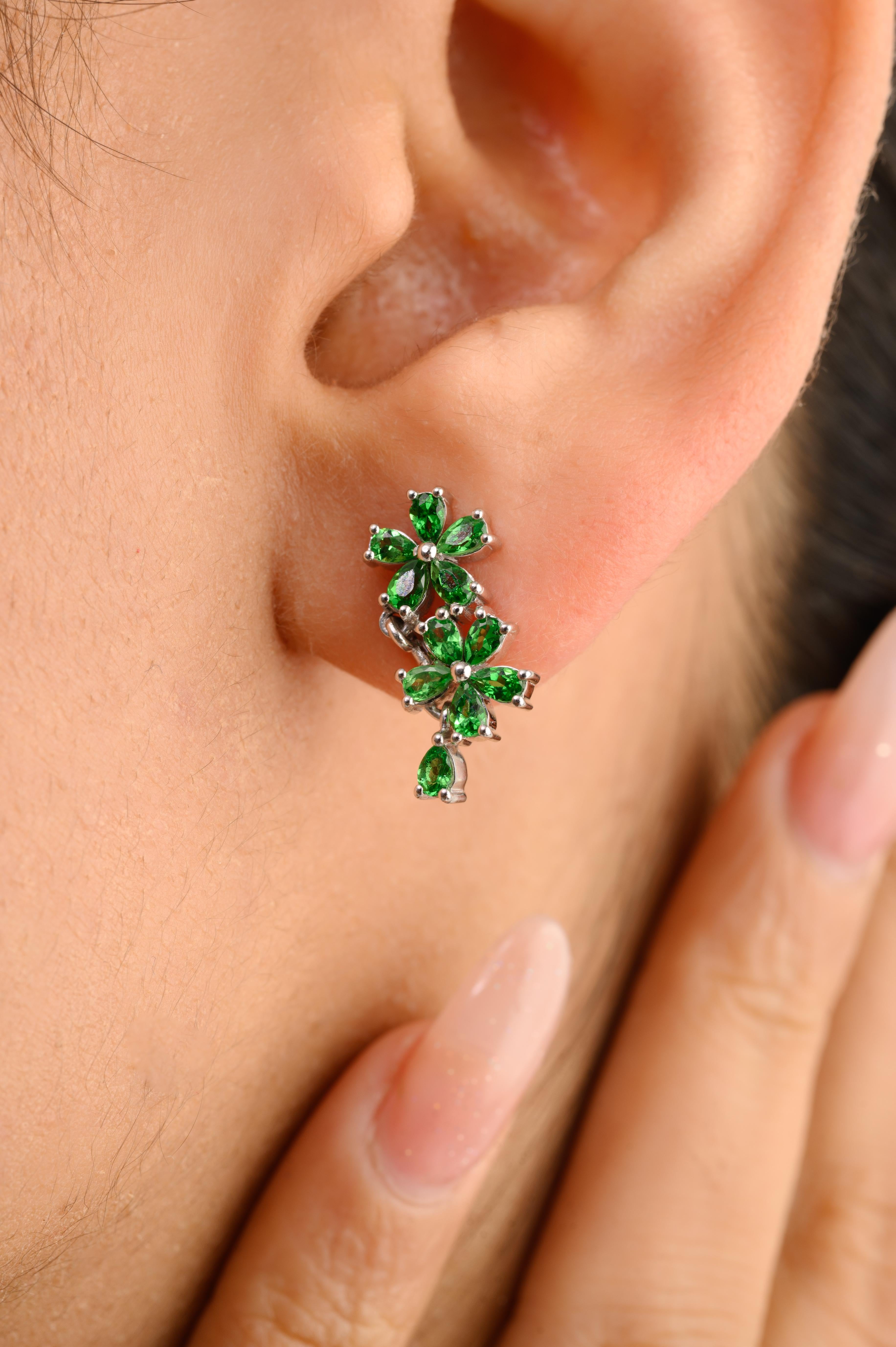 Orecchini moderni con tsavorite a doppio fiore per lei in oro 14 carati, per fare un figurone con il tuo look. Per dare un tocco di classe al tuo look, hai bisogno di orecchini a perno per scalatori. Questi orecchini creano un look scintillante e