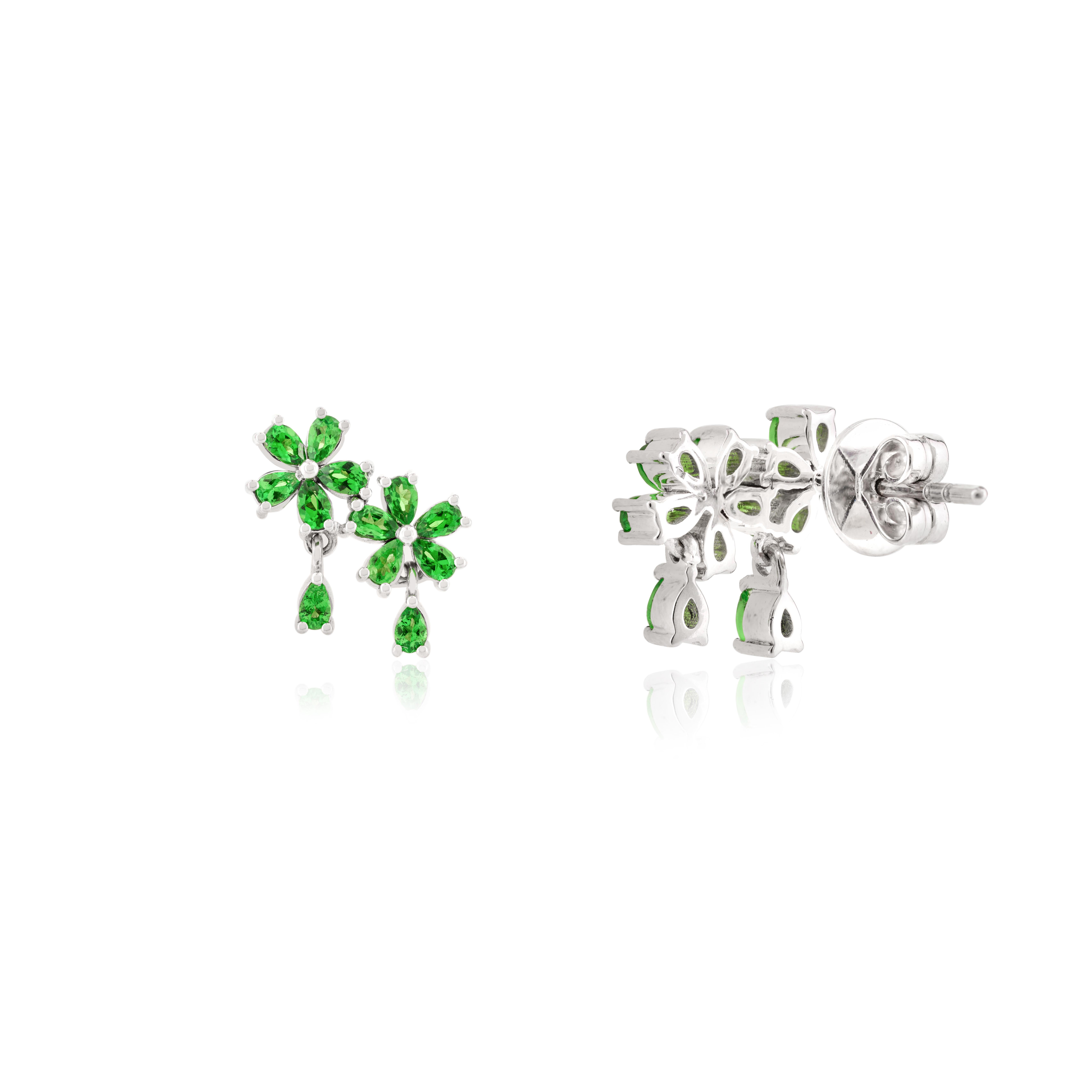 Orecchini moderni con tsavorite a doppio fiore per lei in oro bianco massiccio 14k In condizioni Nuovo in vendita a New York, NY