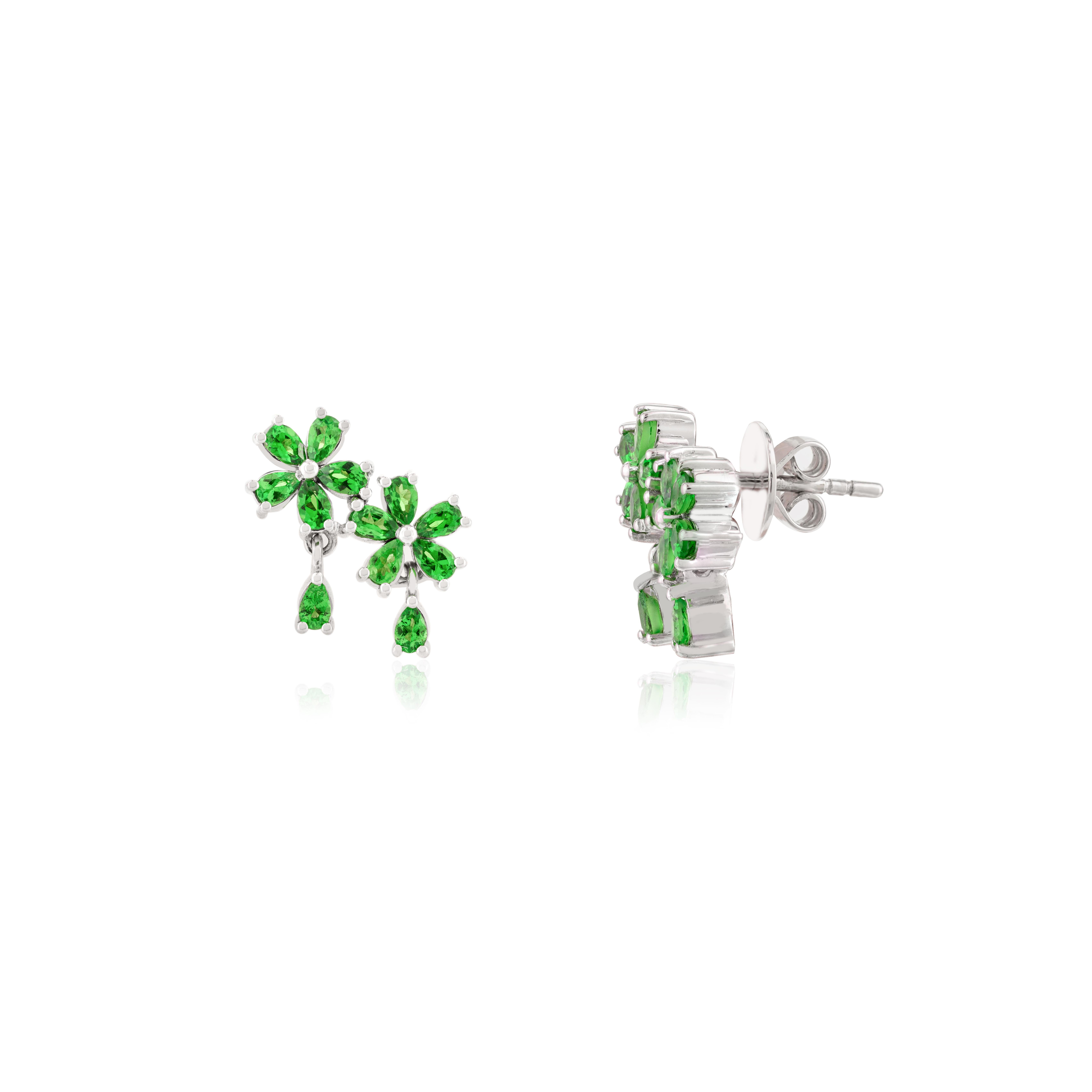Donna Orecchini moderni con tsavorite a doppio fiore per lei in oro bianco massiccio 14k in vendita