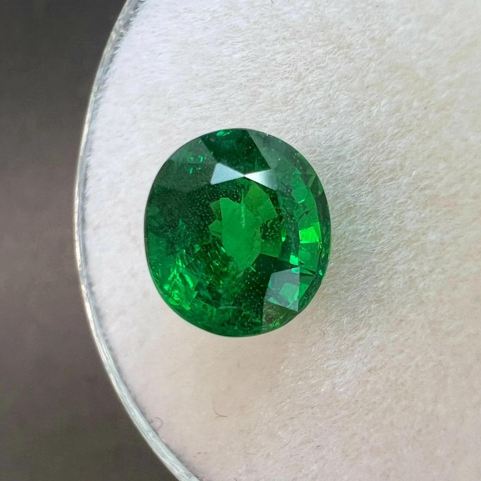 Tsavorite grenat taille ovale vert vif 2,02 carats, pierre précieuse de couleur fine Unisexe en vente