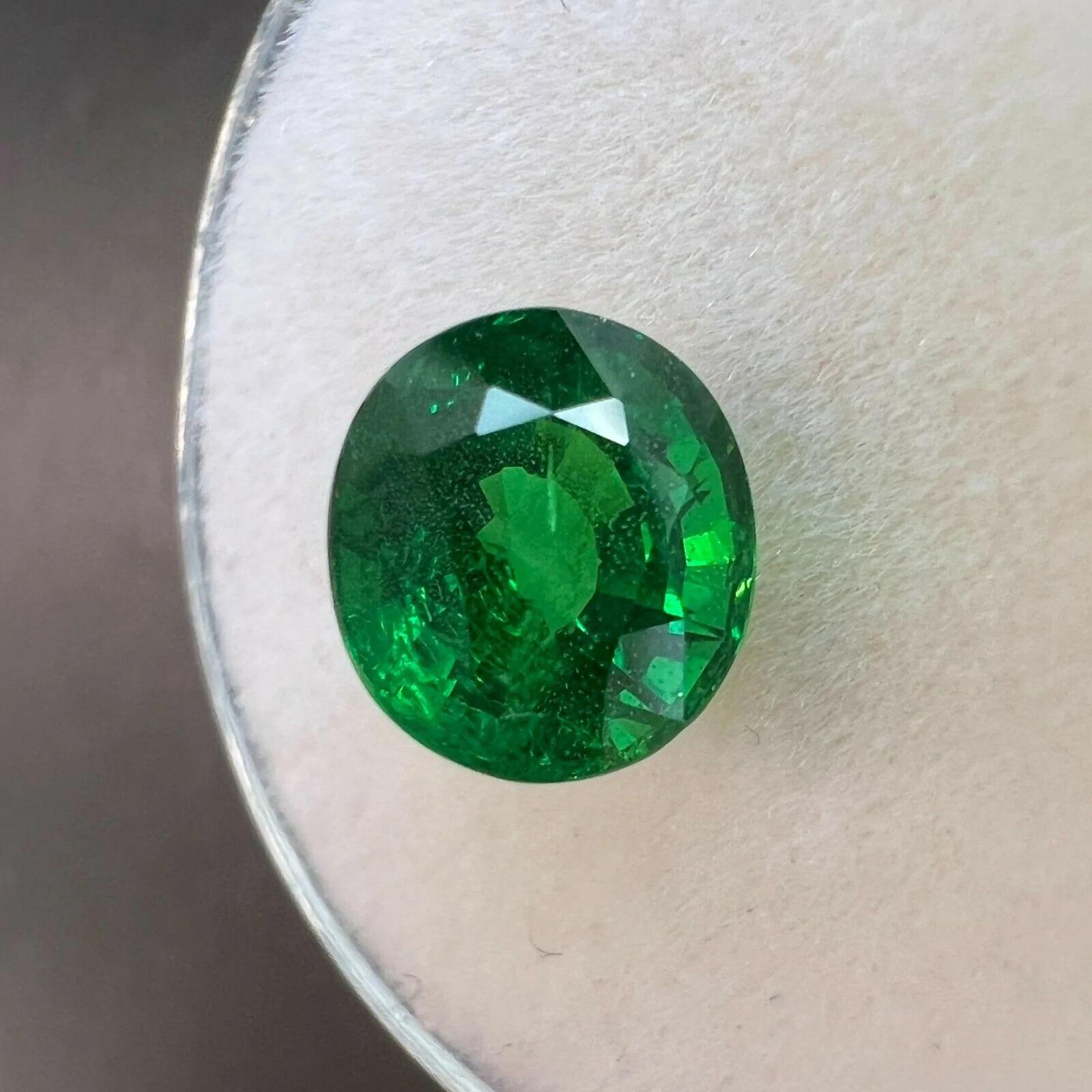 Tsavorite grenat taille ovale vert vif 2,02 carats, pierre précieuse de couleur fine en vente 1