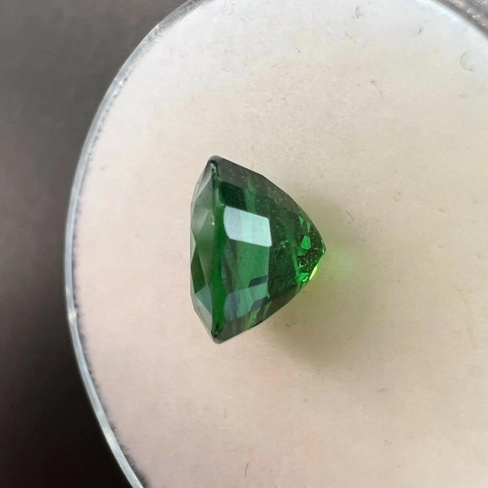 Tsavorite grenat taille ovale vert vif 2,02 carats, pierre précieuse de couleur fine en vente 2