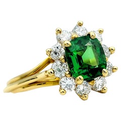 Tsavorit Granat und Diamant Halo-Ring mit geteiltem Schaft aus 18 Karat Gelbgold