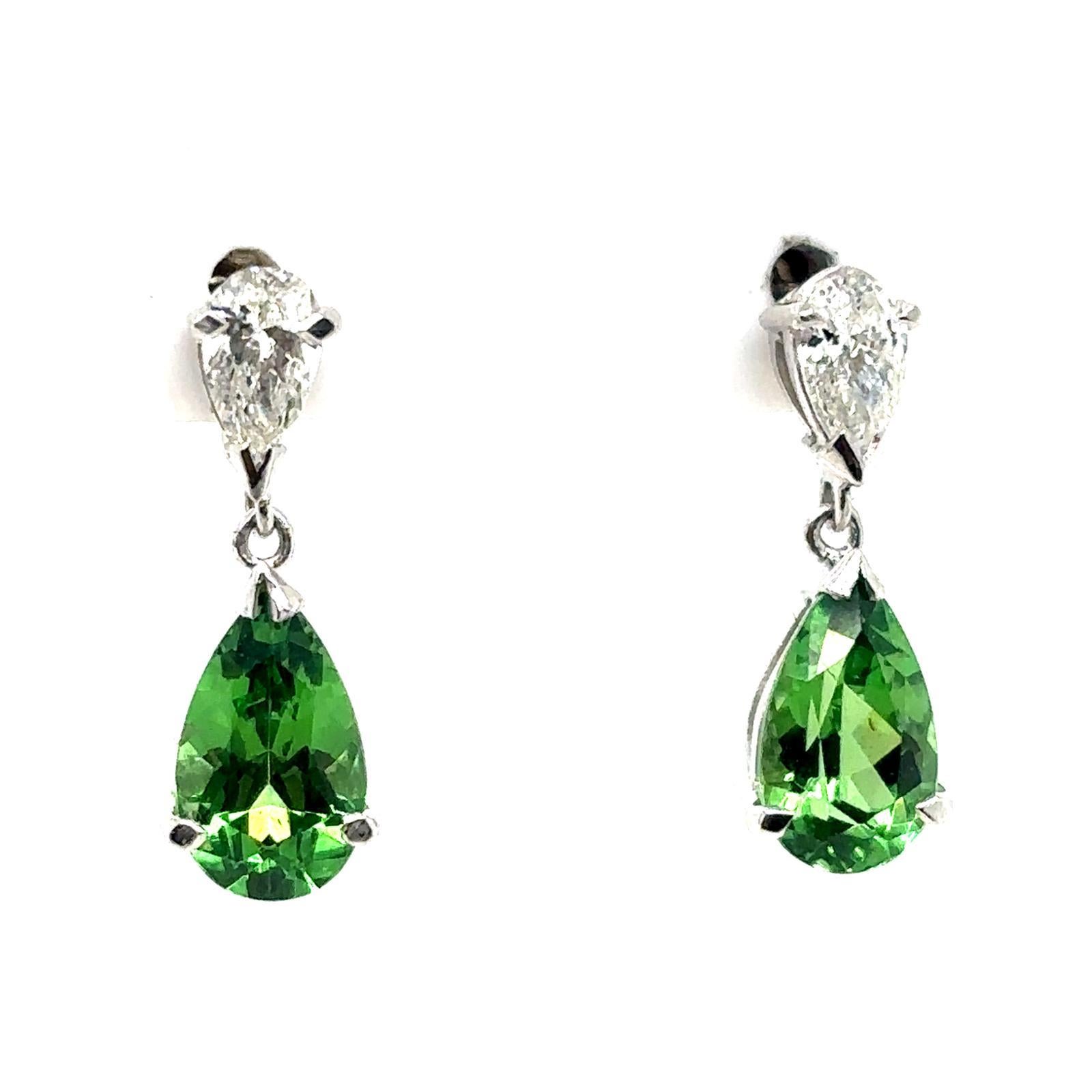 Un par de pendientes colgantes de granate tsavorita y diamante pera sobre pera, de oro blanco de 18 quilates.

Los pendientes están engastados con granates tsavorita talla pera de 2,58 ct en total suspendidos de un diamante talla brillante pera a