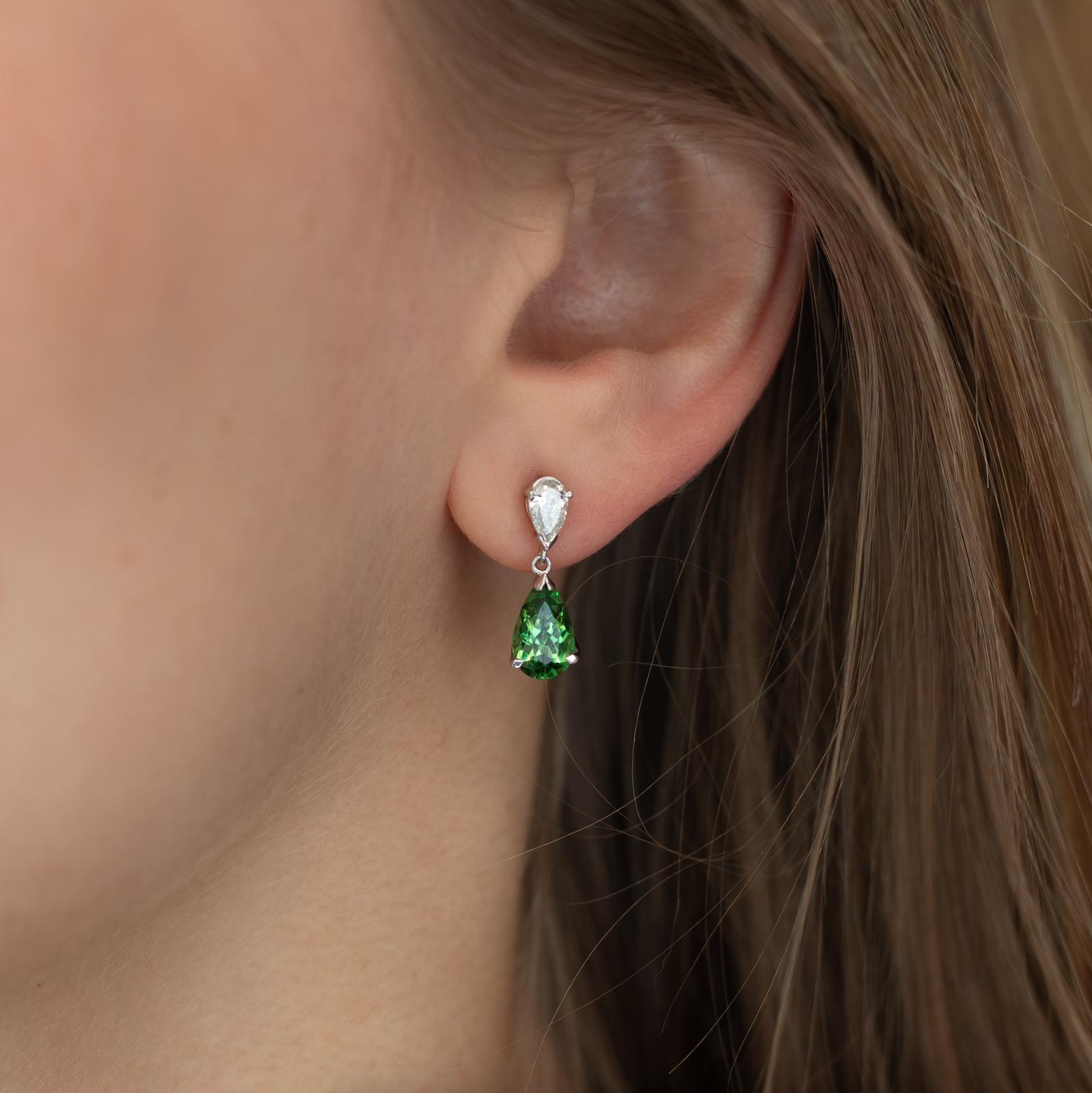 Pendientes Gota Granate Tsavorita y Diamante Pera sobre Pera Oro Blanco 18 Kilates en venta 3