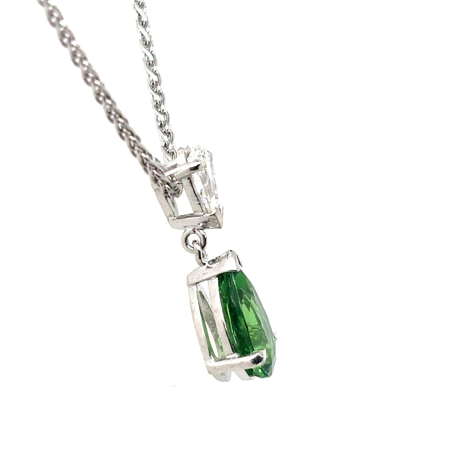 Colgante y cadena de oro blanco de 18 quilates con granate tsavorita y diamantes Moderno en venta