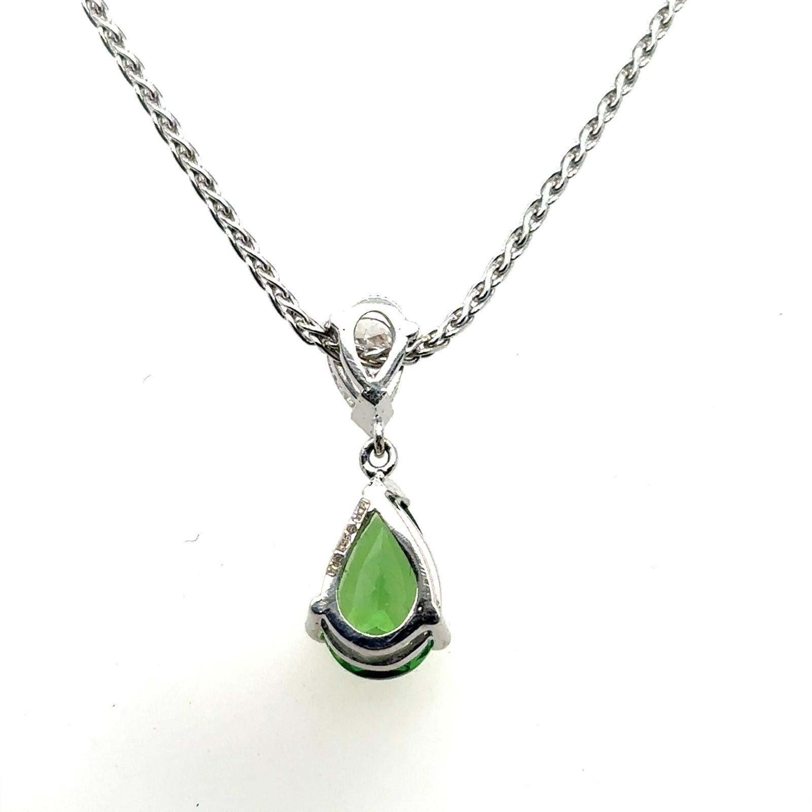 Colgante y cadena de oro blanco de 18 quilates con granate tsavorita y diamantes Corte pera en venta