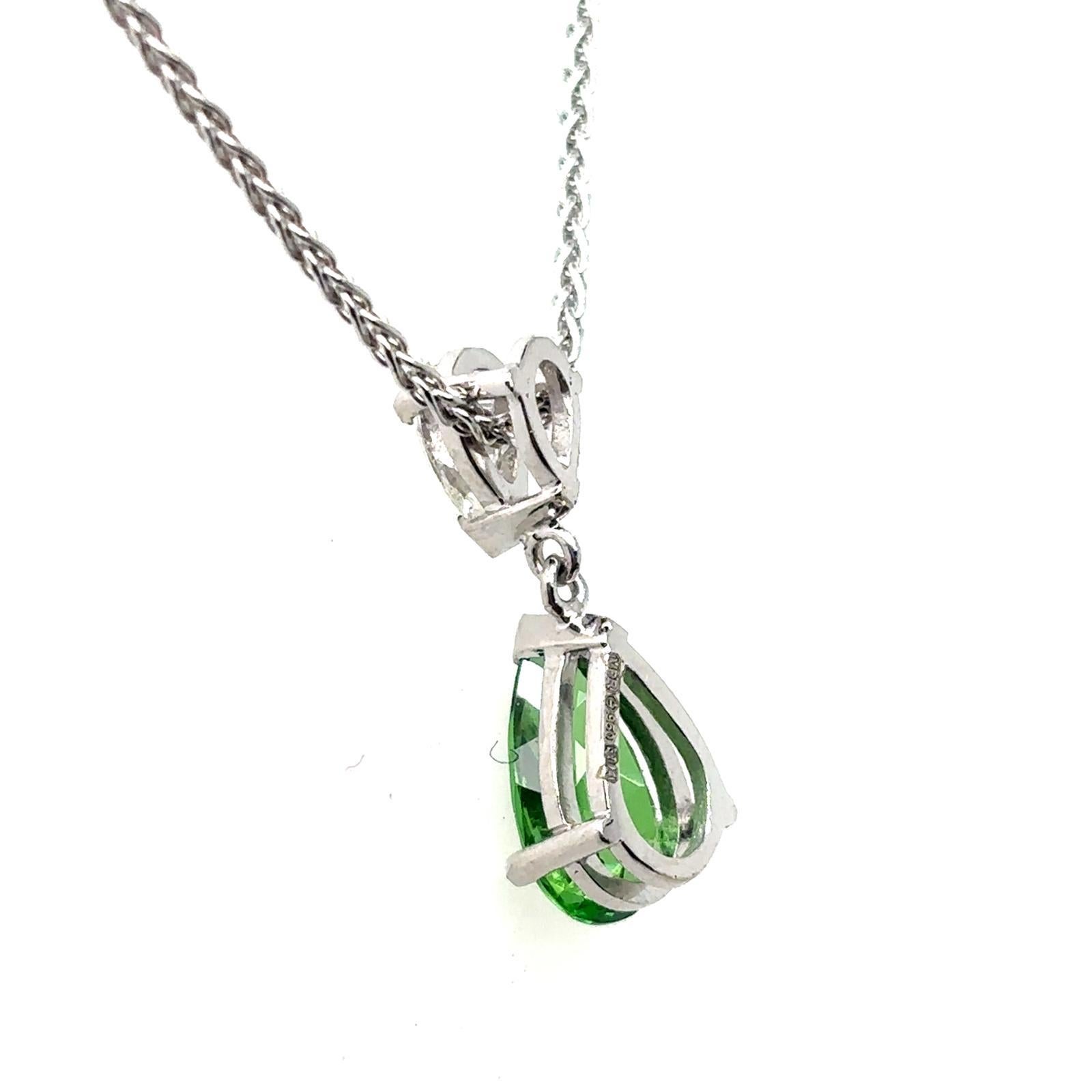 Colgante y cadena de oro blanco de 18 quilates con granate tsavorita y diamantes en Nuevo estado para la venta en London, GB