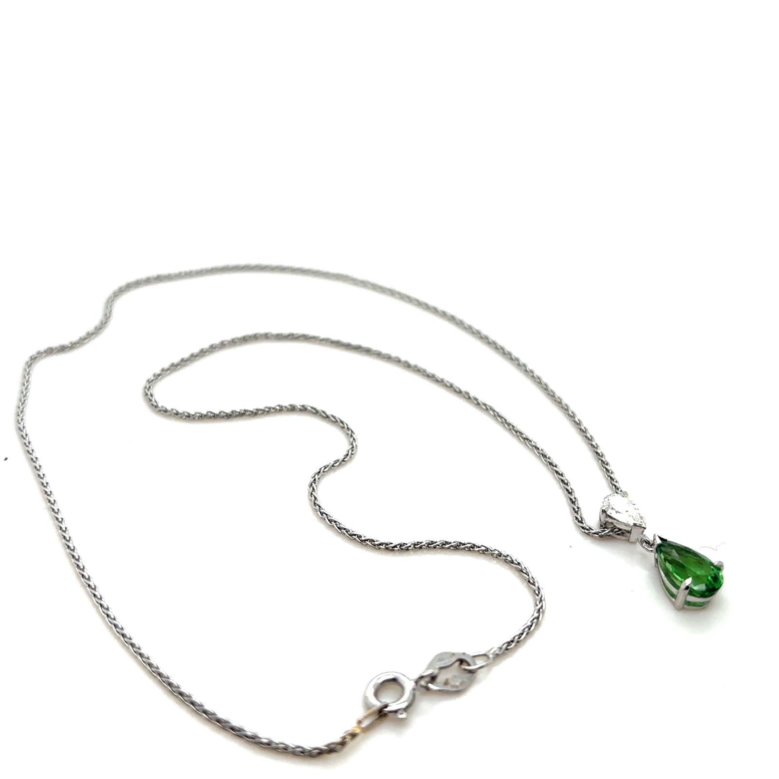 Colgante y cadena de oro blanco de 18 quilates con granate tsavorita y diamantes en venta 1