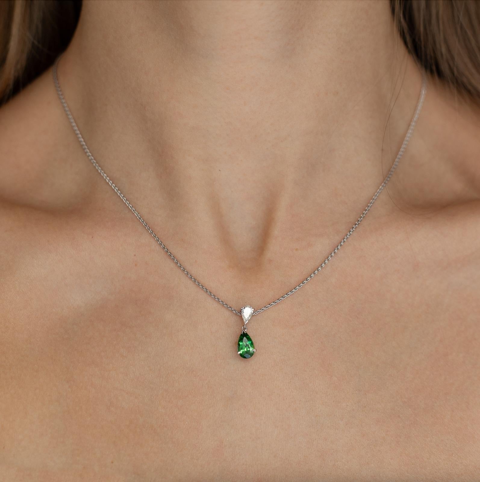 Colgante y cadena de oro blanco de 18 quilates con granate tsavorita y diamantes en venta 3
