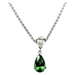 Colgante y cadena de oro blanco de 18 quilates con granate tsavorita y diamantes