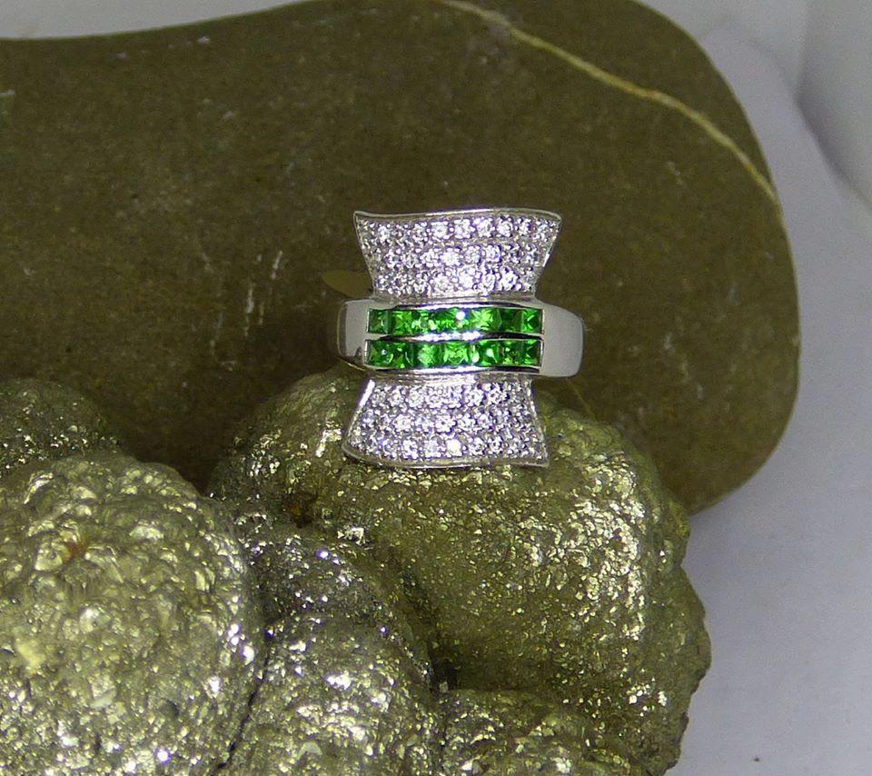 Tsavorite Garnet and Diamond  Ring in 18K Gold For Sale 4
