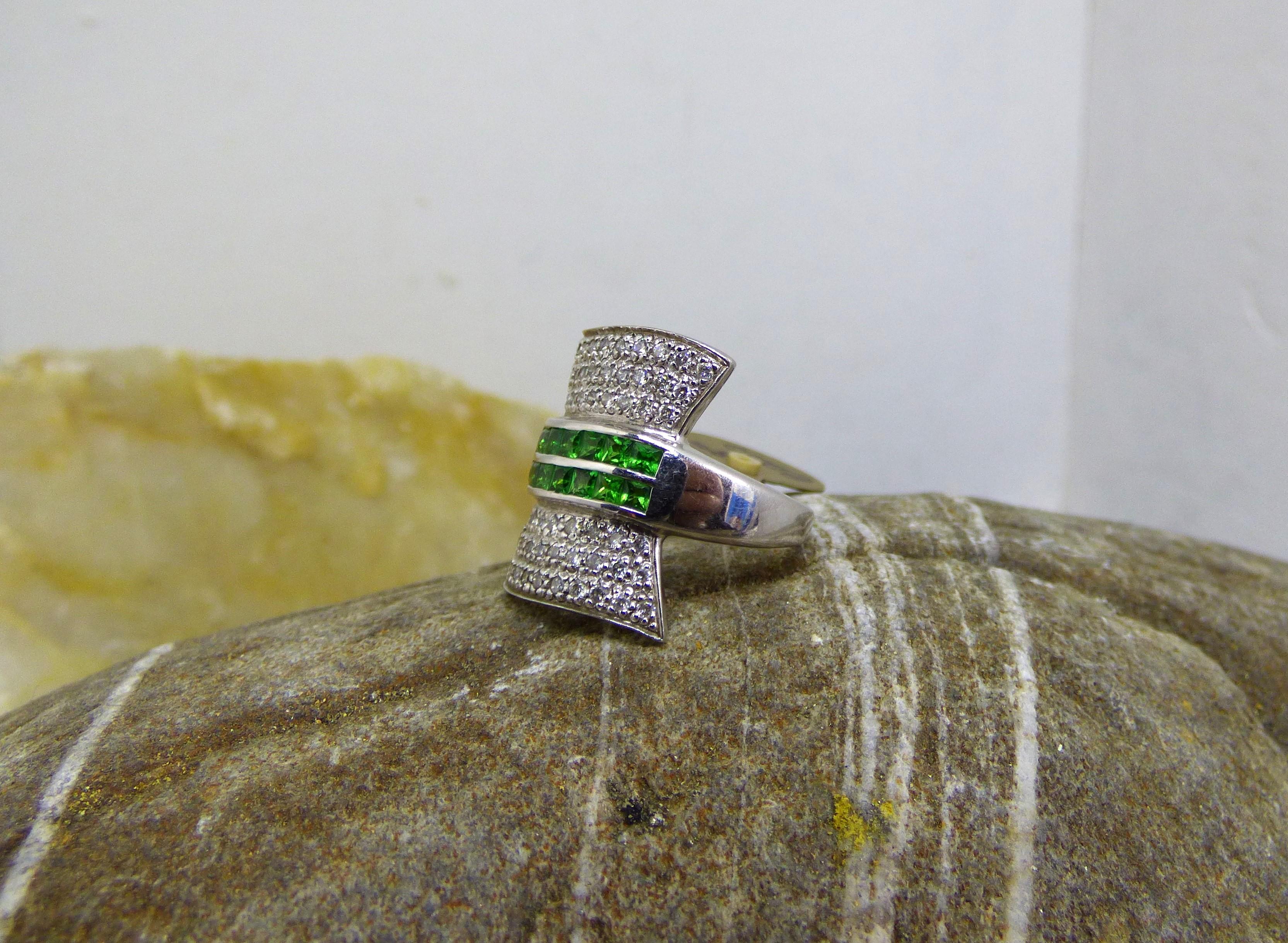 Tsavorite Garnet and Diamond  Ring in 18K Gold In New Condition For Sale In Dublin, IE