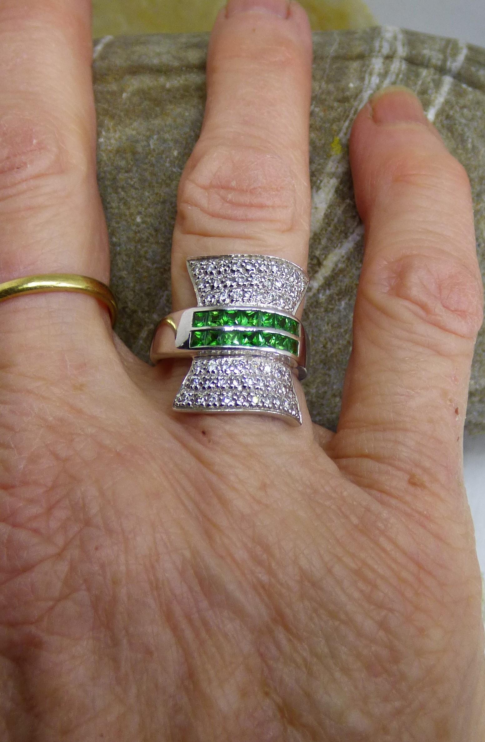 Tsavorit Granat und Diamant  Ring aus 18 Karat Gold im Angebot 2