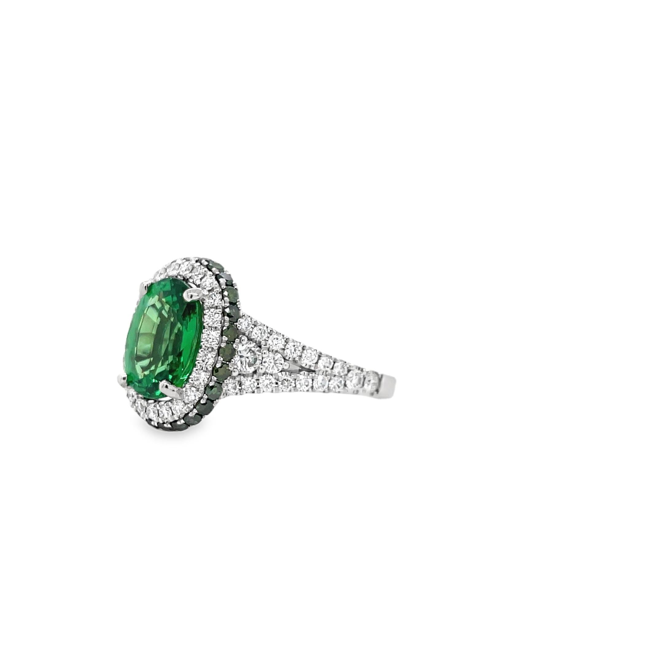 Taglio ovale Anello con granato tsavorite e diamanti in oro bianco in vendita