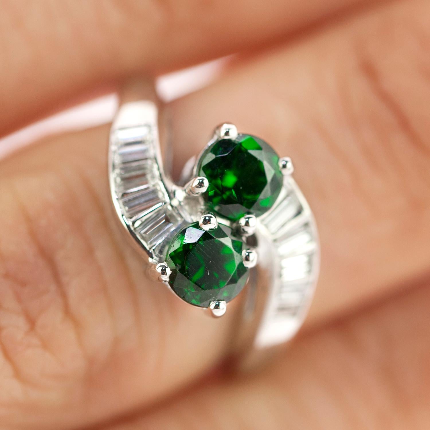 Taglio rotondo Anello con granato di tsavorite e diamanti con 2 granati di tsavorite rotondi in vendita