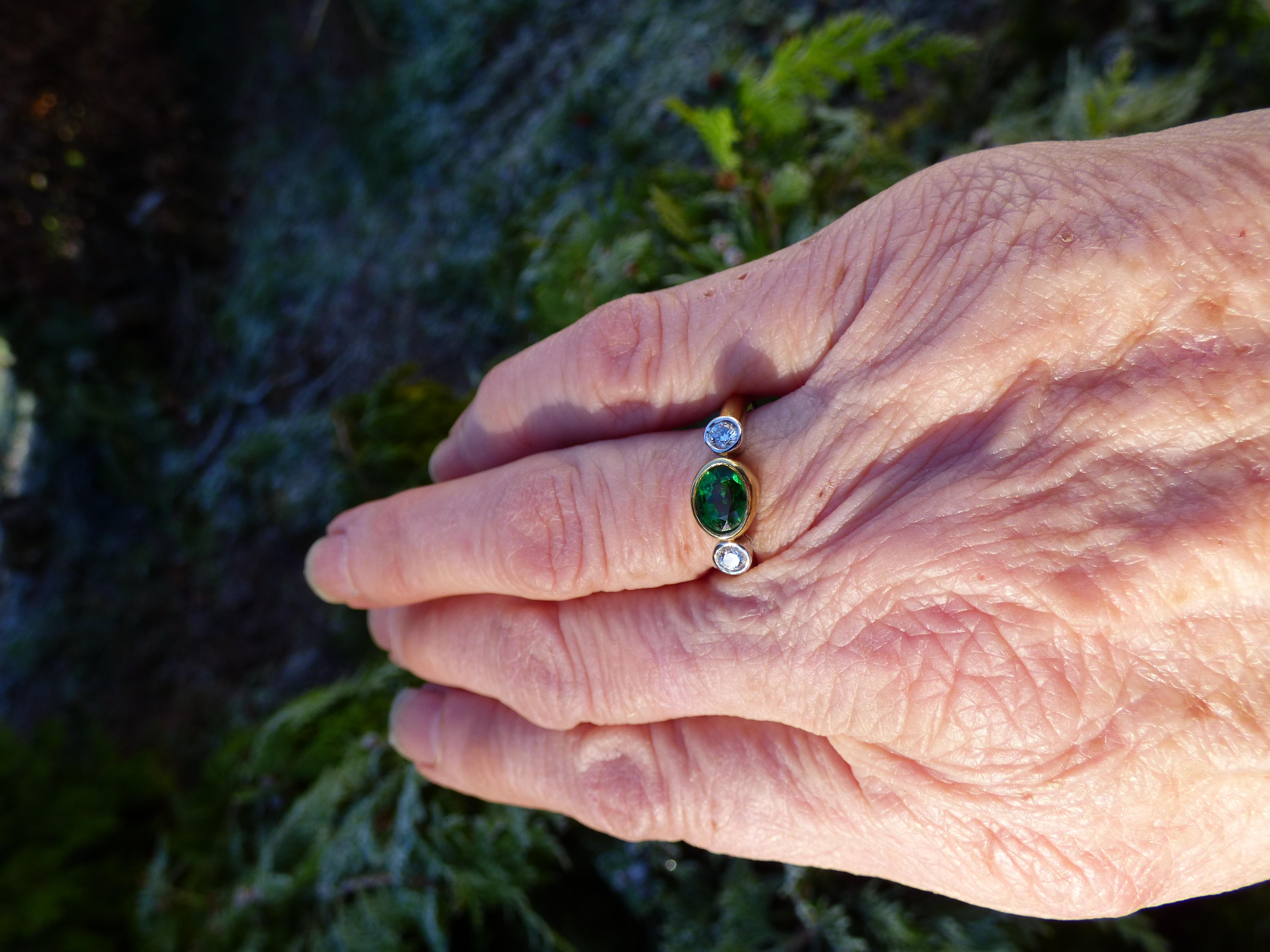 Tsavorite Garnet and Diamond Three Stone Ring in 18K Gold In New Condition For Sale In Dublin, IE