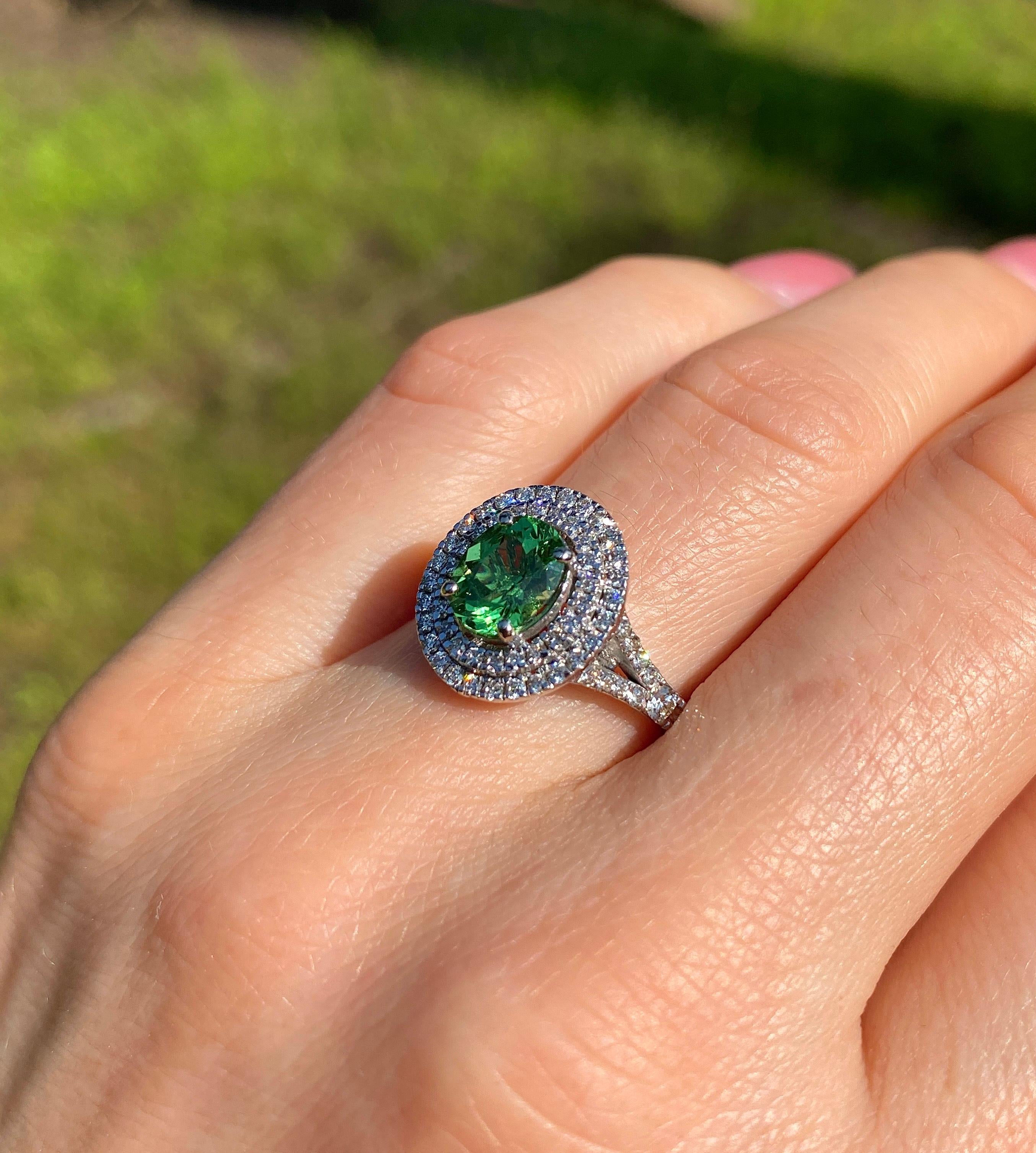 Taglio ovale Tsavorite Garnet and Diamonds natural gemstone Ring, 14 Karat White Gold, 7US in vendita
