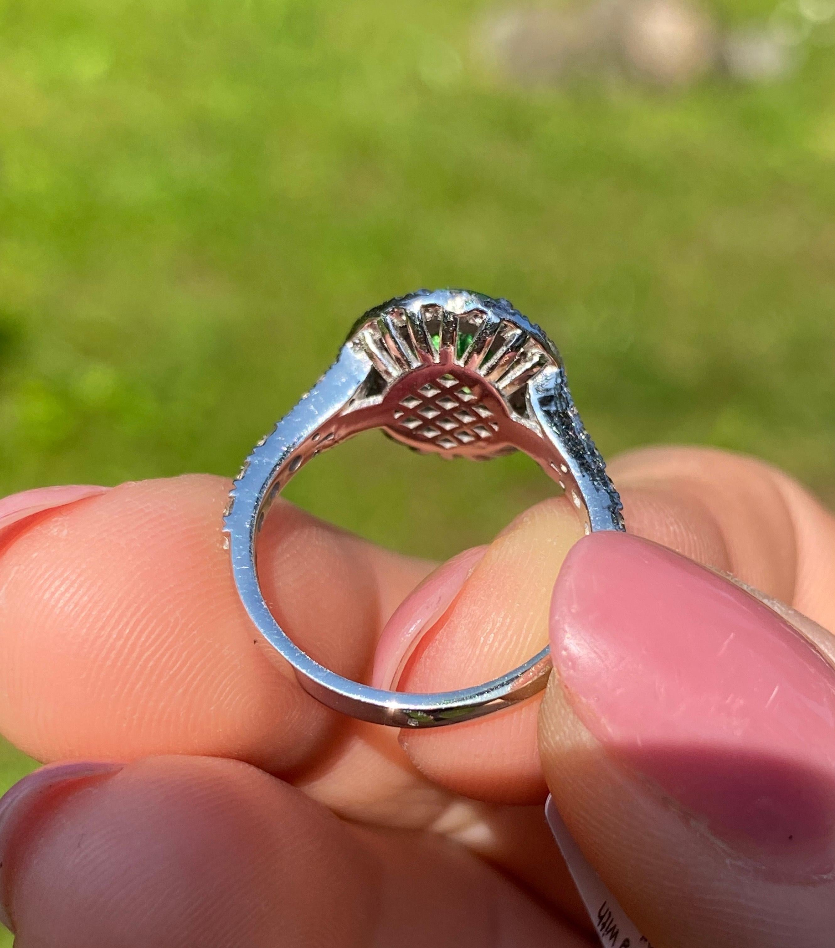 Tsavorite Garnet and Diamonds natural gemstone Ring, 14 Karat White Gold, 7US in vendita 3