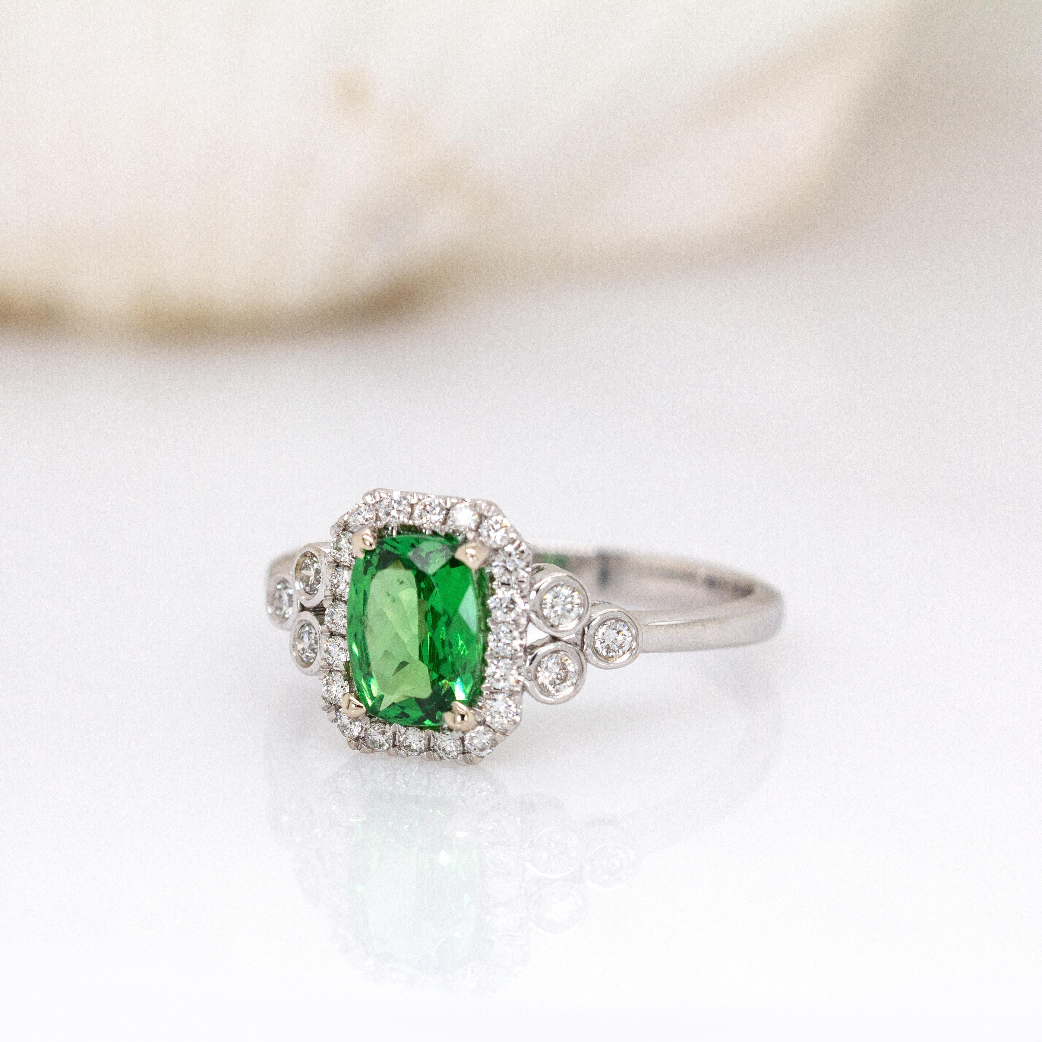 Tsavorit Granat und Erde Mined Diamond Akzente Ring in 14k massivem Weißgold (Smaragdschliff) im Angebot