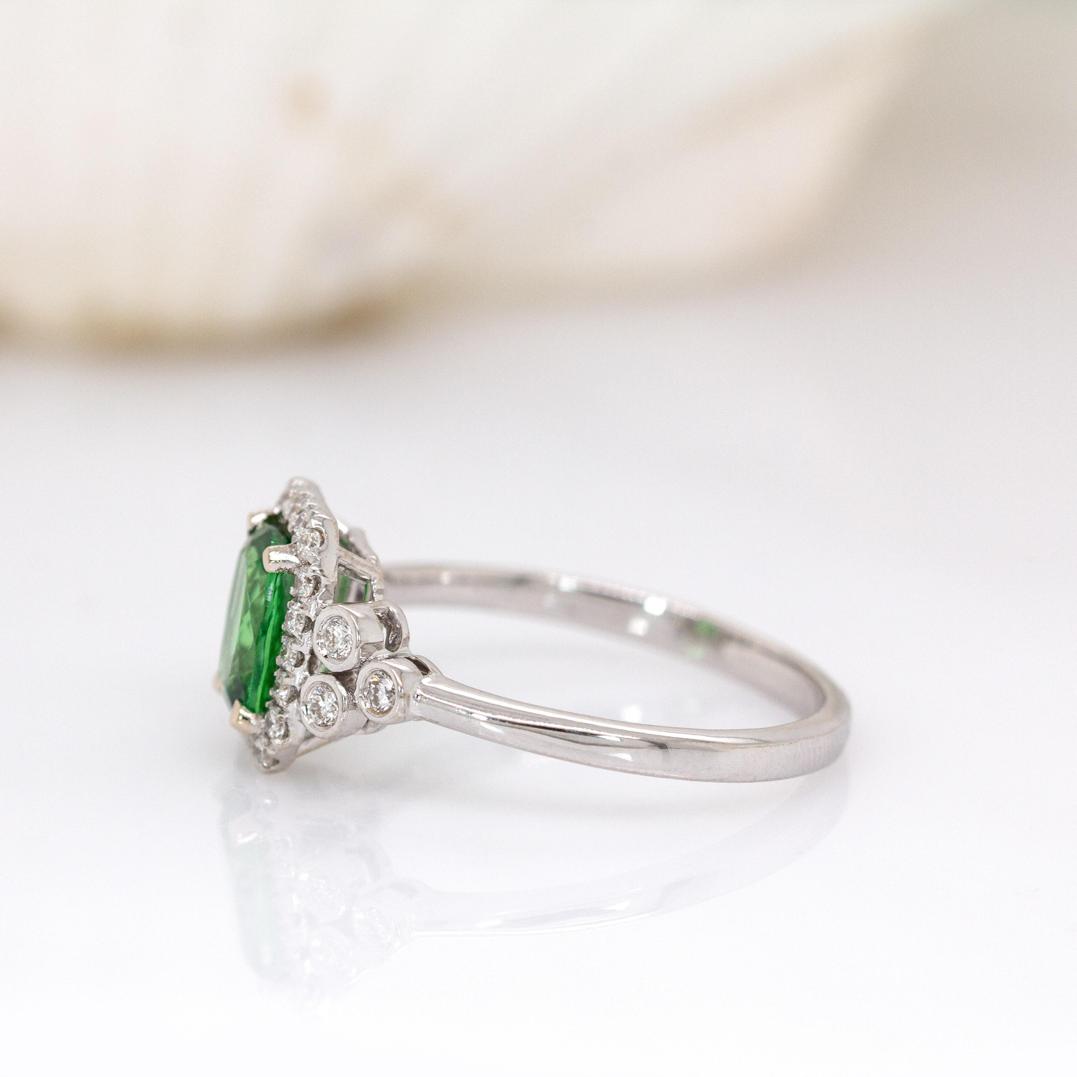 Tsavorit Granat und Erde Mined Diamond Akzente Ring in 14k massivem Weißgold im Angebot 1