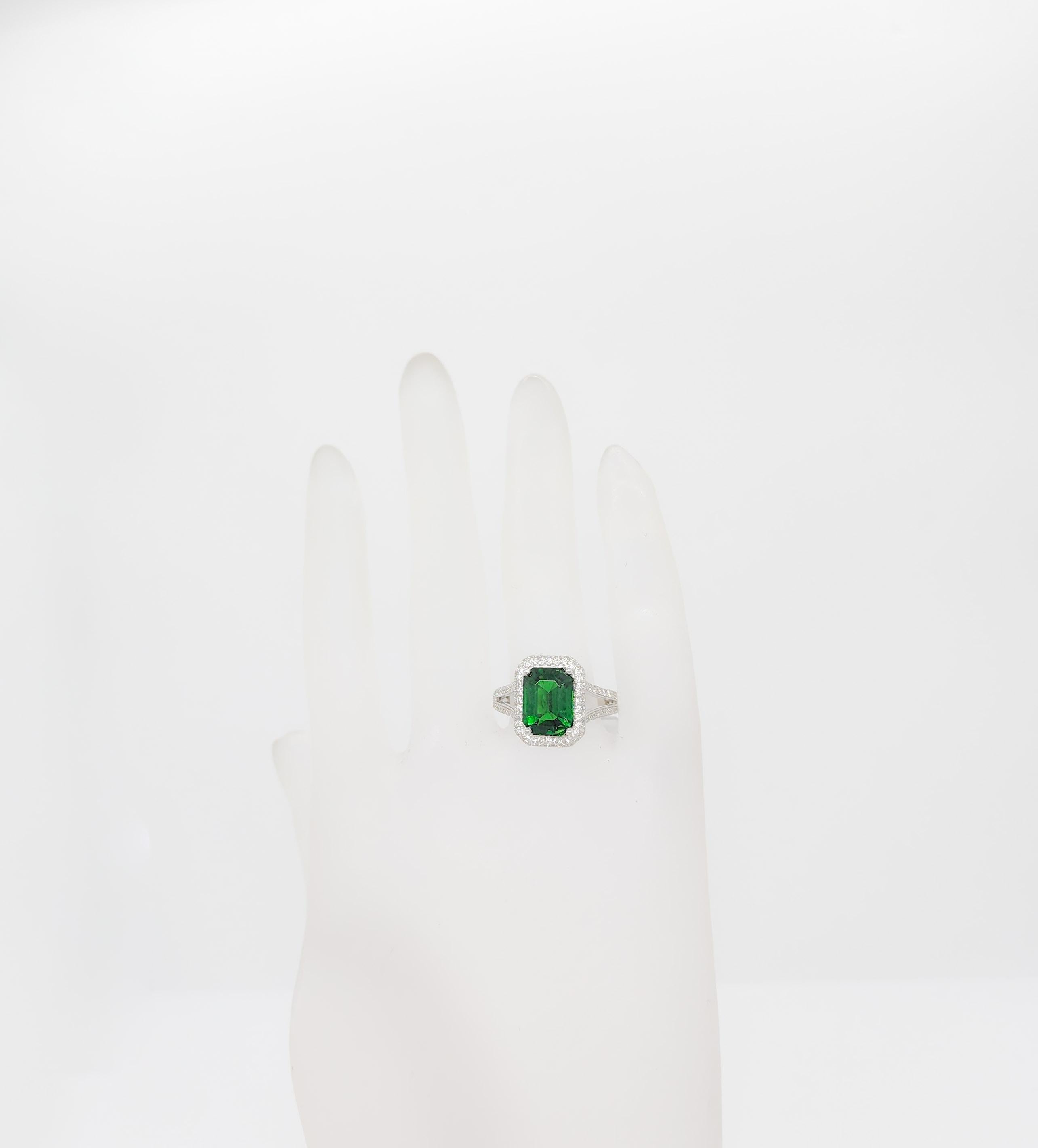 Tsavorite Garnet and White Diamond Cocktail Ring in 18k White Gold In New Condition For Sale In Los Angeles, CA