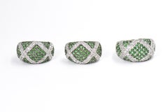 Anello e orecchini con cupola di diamanti e granato Tsavorite in oro bianco