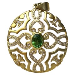 Ciondolo in oro 18k con granato di tsavorite e diamanti, diametro 1".