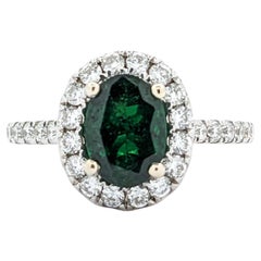 Anello in oro bianco con granato tsavorite e diamante aureolato