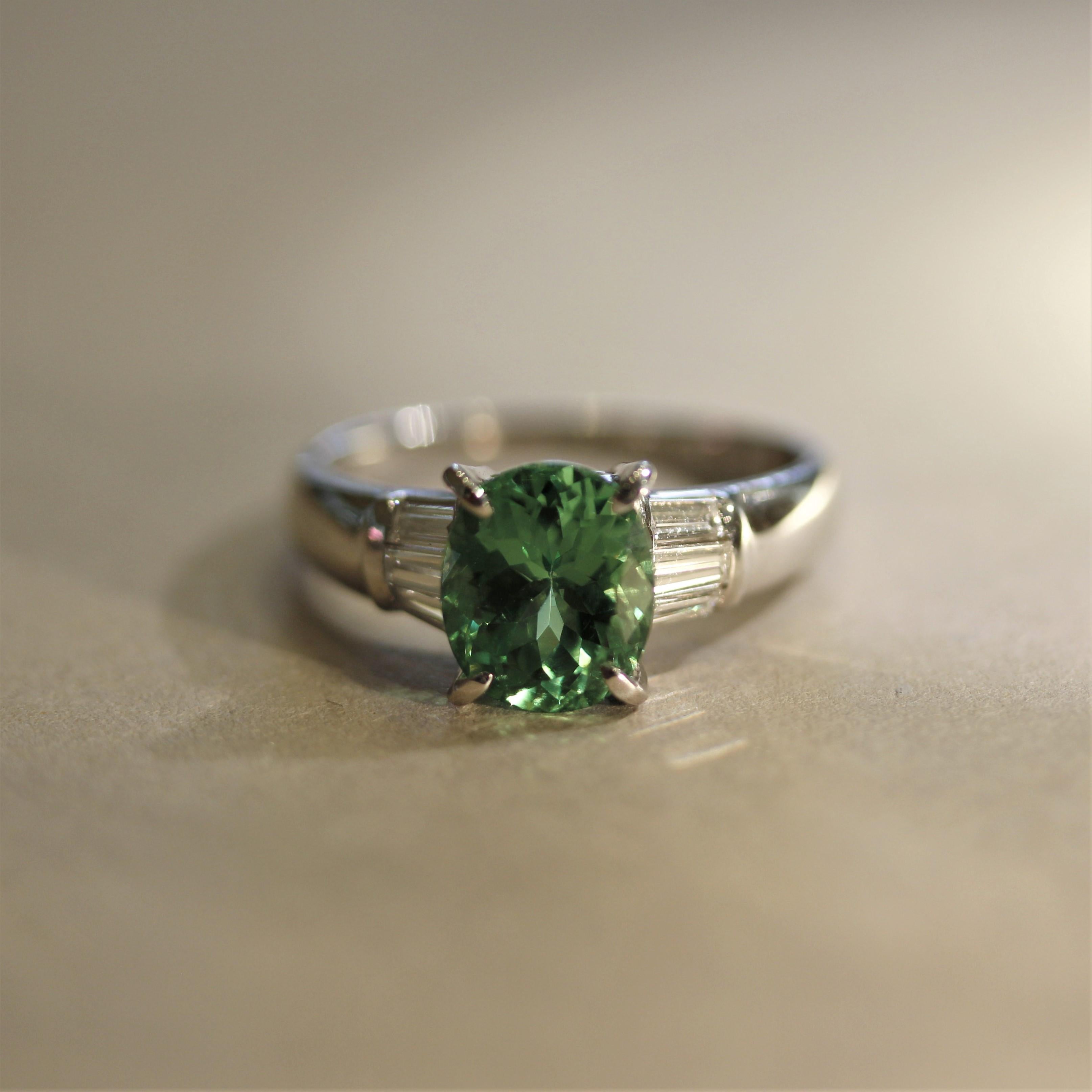 La tsavorite è un raro e bellissimo granato verde che si trova solo in Tanzania e in Kenya. Questa vibrante e brillante tsavorite ha una forma ovale e pesa 2,51 carati (le pietre di oltre 3 carati sono estremamente rare). Il gioiello è impreziosito