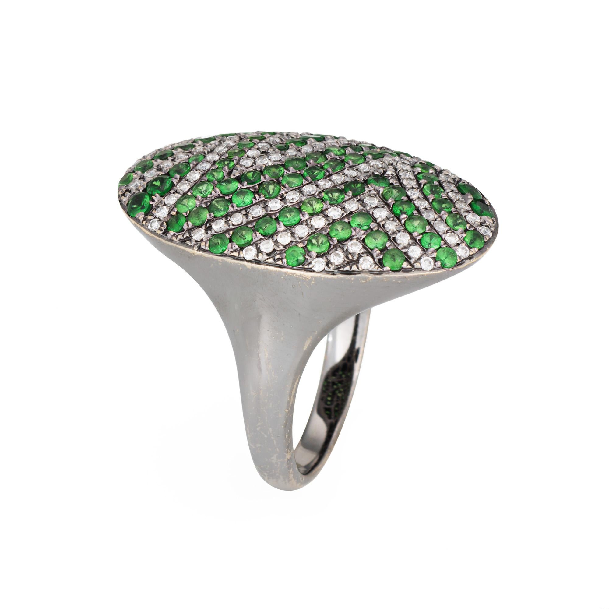 Fein gearbeiteter Ring aus 18 Karat geschwärztem Weißgold mit Tsavorit und Diamanten (ca. 2000er Jahre). 

Die Tsavorit-Granate haben einen geschätzten Wert von 0.45 Karat. Der Gesamtwert der Diamanten wird auf 0,43 Karat geschätzt (geschätzte Farbe