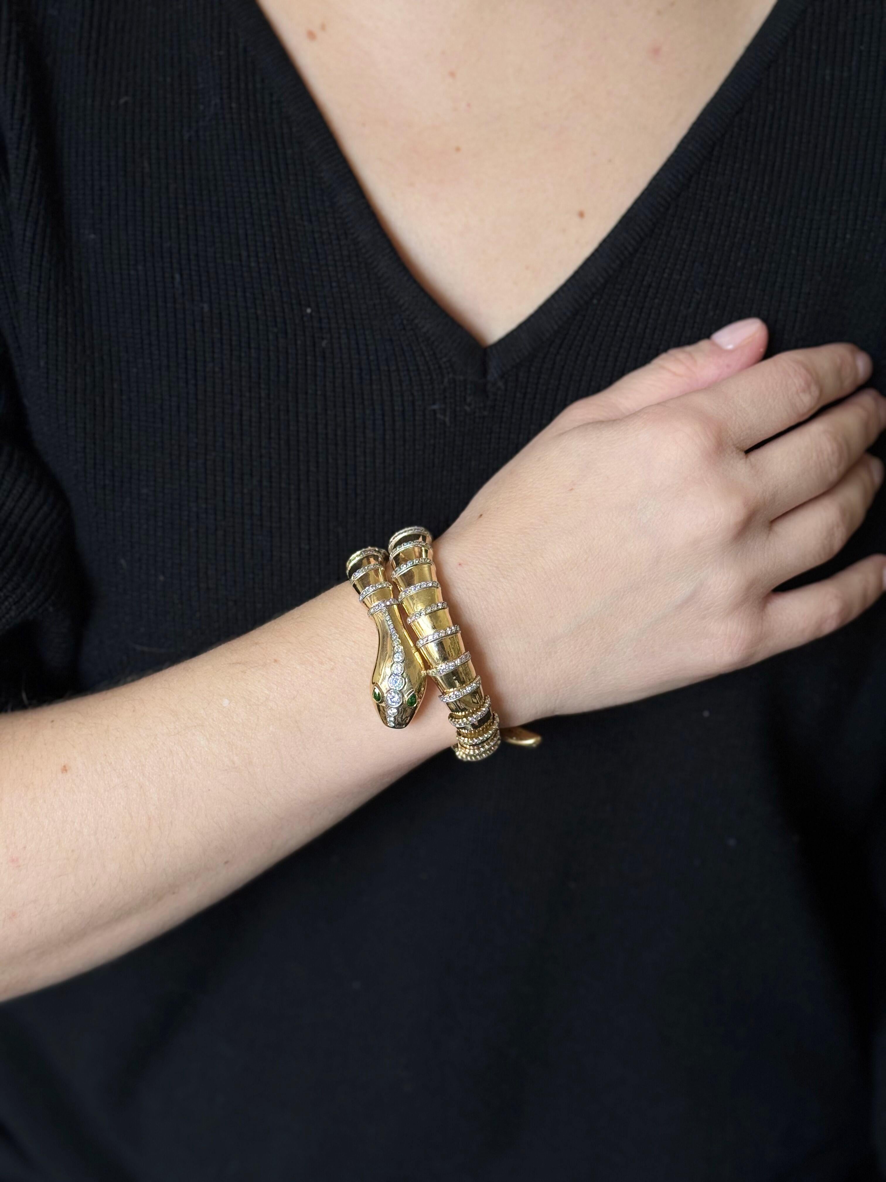 Wunderschönes Schlangenarmband aus 18k Gelbgold, verziert mit Tsavorit-Augen und einem Gesamtbetrag von ca.  4,00ctw H/Si1 Diamanten. Das Armband hat ein leicht flexibles Design und einen beweglichen Schwanz, der dem Armband beim Tragen viel Leben