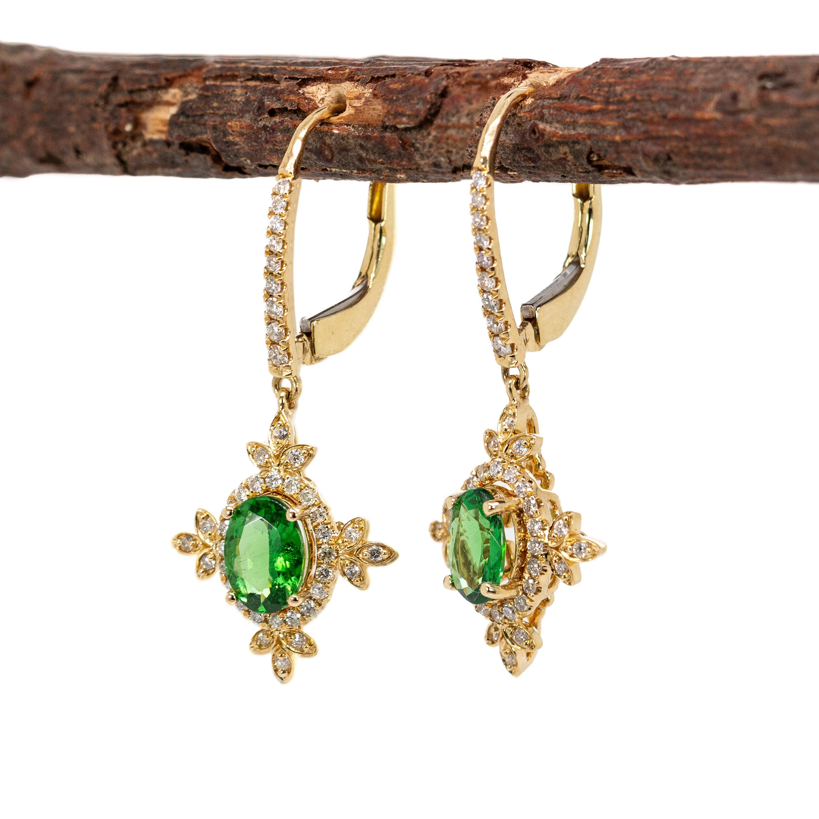 Art Déco Orecchini con granato di tsavorite e diamanti di terra in oro 14 carati  Chiusura a leva in vendita