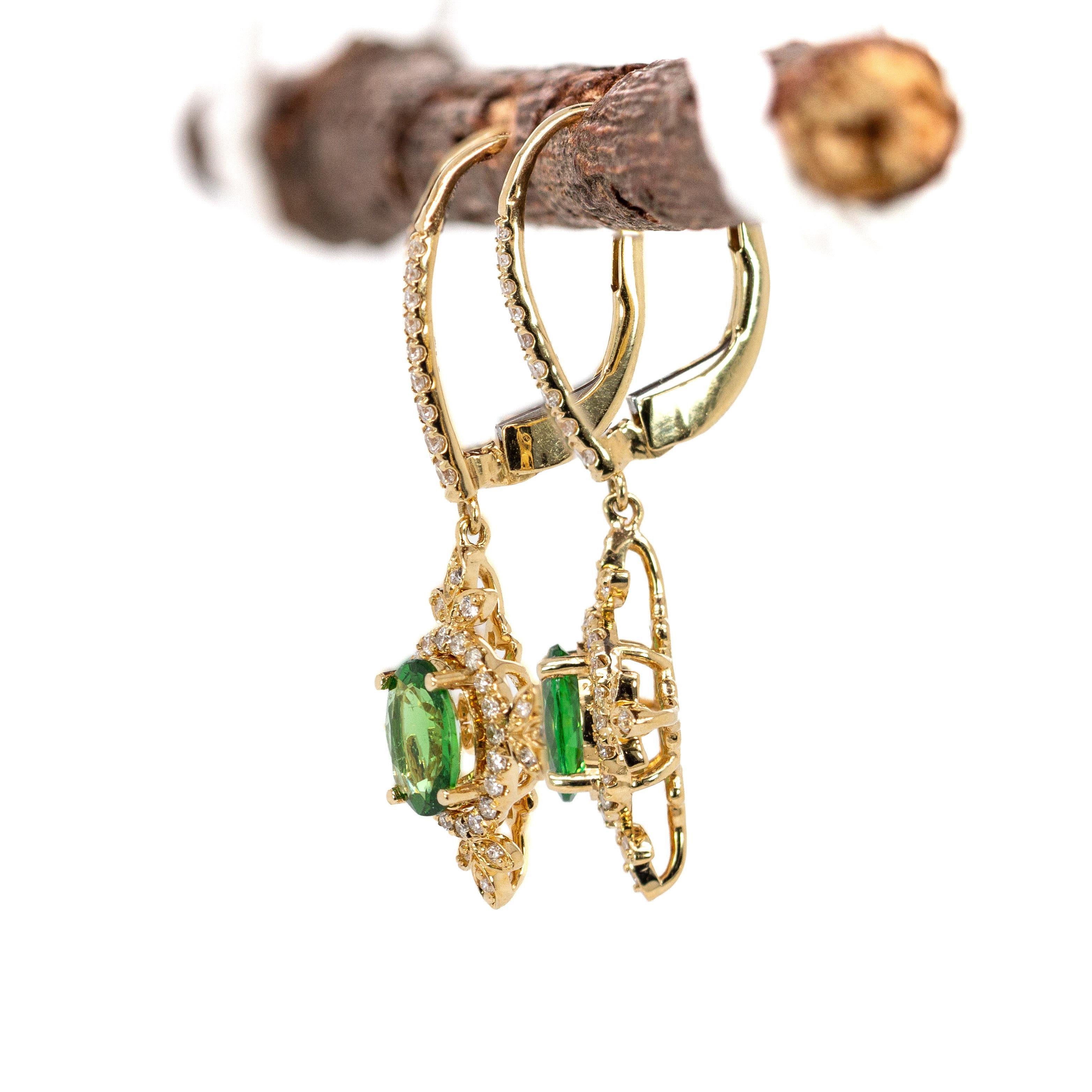 Orecchini con granato di tsavorite e diamanti di terra in oro 14 carati  Chiusura a leva in vendita 1