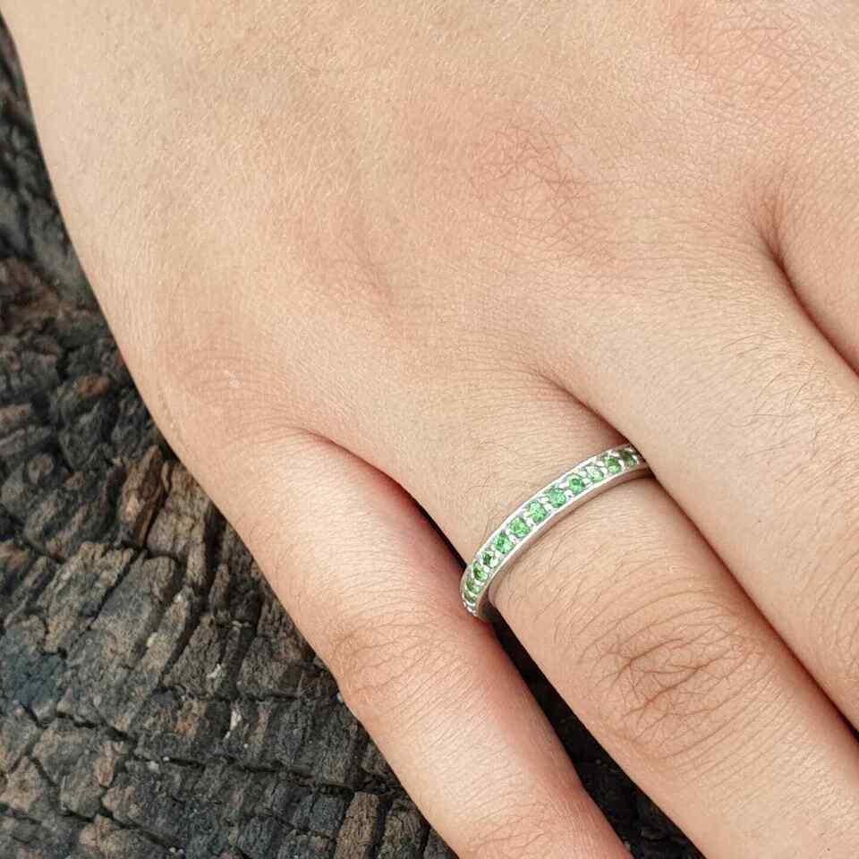 Tsavorit Granat Eternity Bands Ring 925 Sterling Silber Ring Hochzeit Band. im Zustand „Neu“ in Chicago, IL